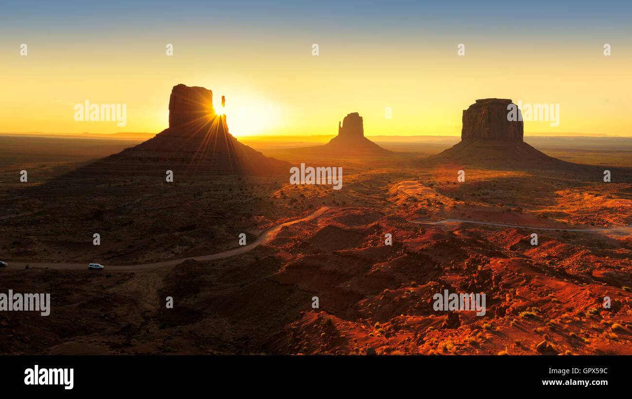 Premiers rayons de soleil à l'aube dans la Vallée de Monument Banque D'Images