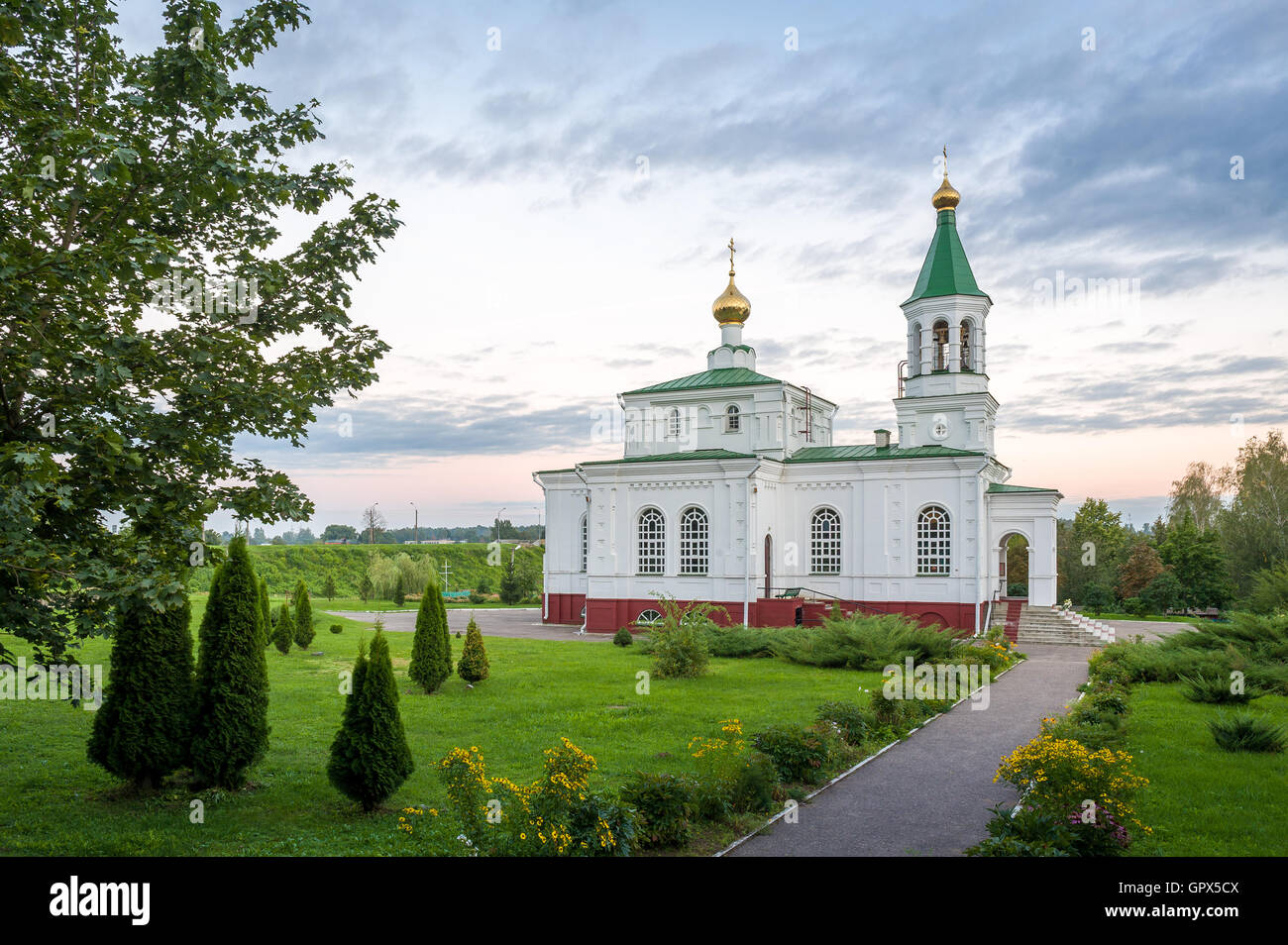 Pokrovskaya vieille église et jardin paysage à Polotsk, Bélarus Banque D'Images