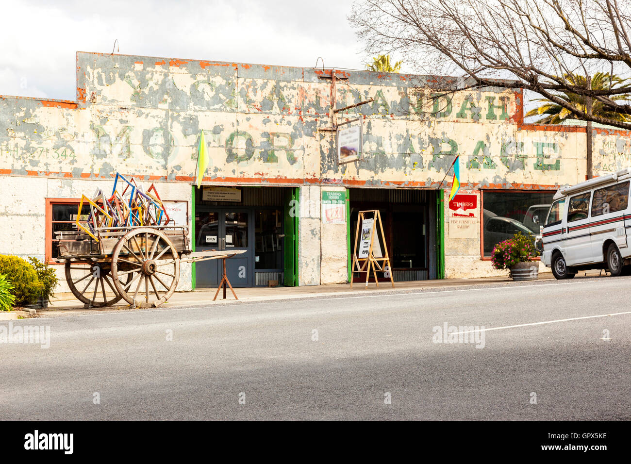Vieux Pays, garage garage moteur désaffecté rebirthed dans un espace de galerie d'artistes Banque D'Images
