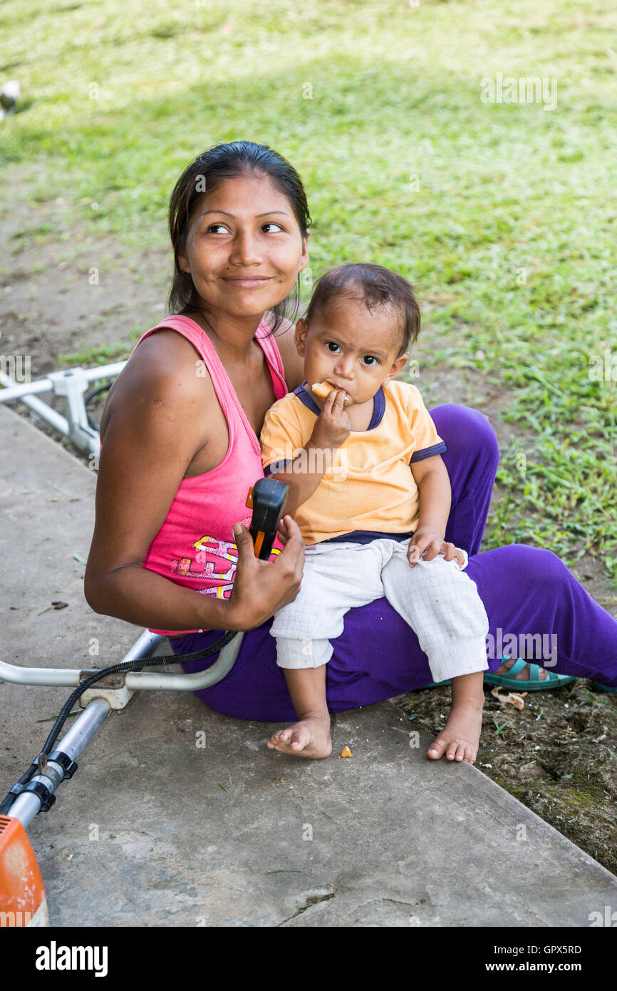 Les jeunes de la jolie mère et l'enfant, l'Pilchi communauté sur le fleuve Napo (un affluent de l'Amazone), Equateur, Amérique du Sud Banque D'Images