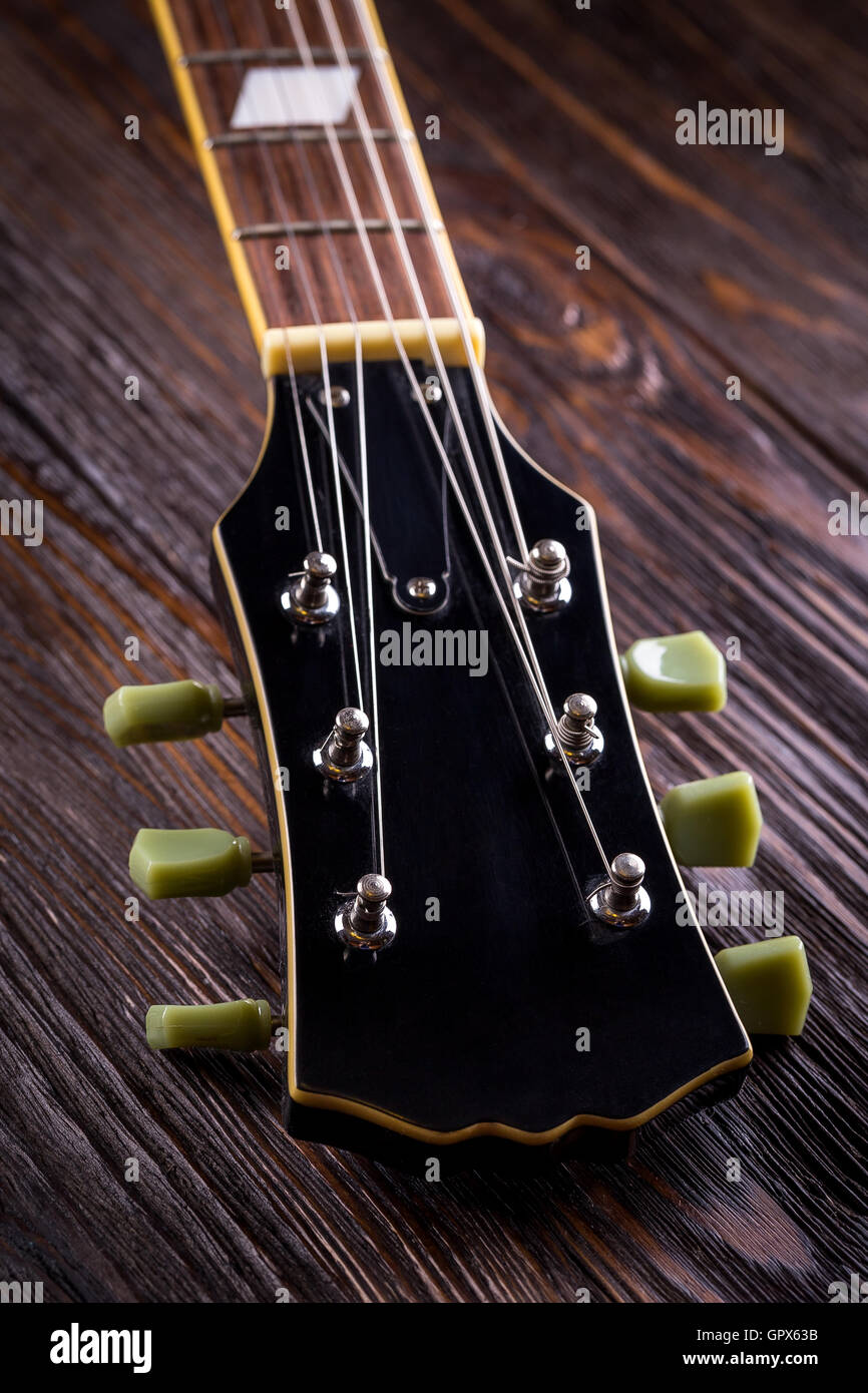 Tête de guitare électrique sur table en bois close up Banque D'Images