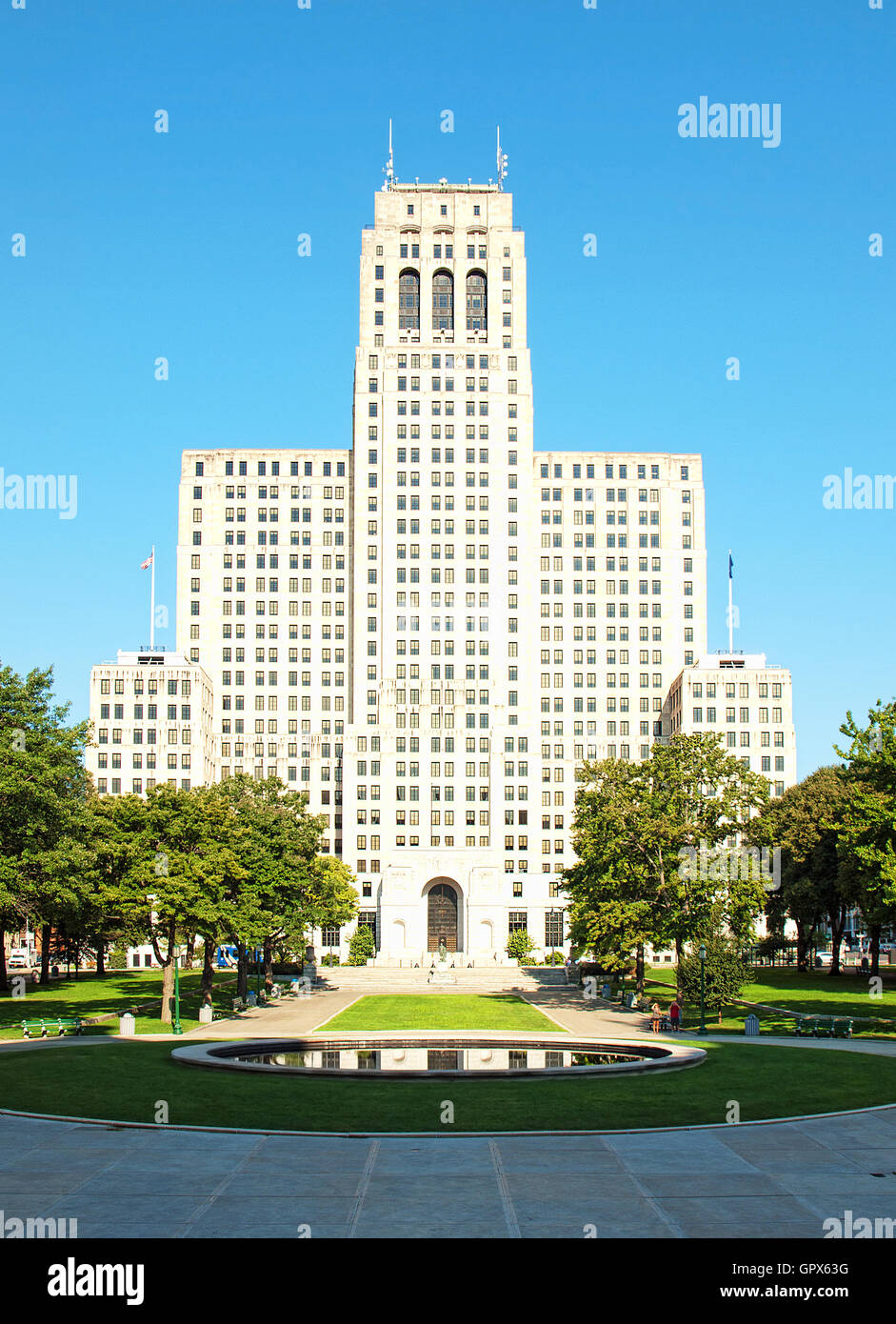 Albany, New York, USA. Le 4 septembre 2015. Vue de l'Alfred E. Smith Building depuis les marches du Capitole de l'État de New York Banque D'Images