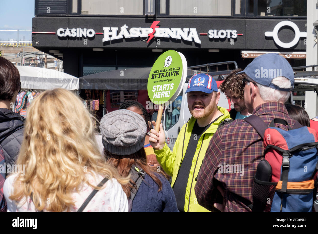 Les touristes avec guide pour le début de la plaque tenue de ville à pied en centre-ville. Lækjartorg, Reykjavik, Iceland, Europe Banque D'Images