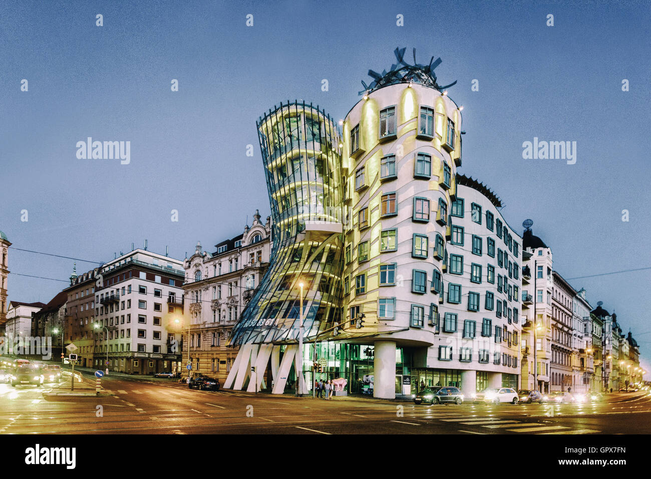 Prague Modern Building by Frank Gehry Dancing House Prague la nuit arrive, Prague Dancing House Blue Hour Prague République tchèque Banque D'Images