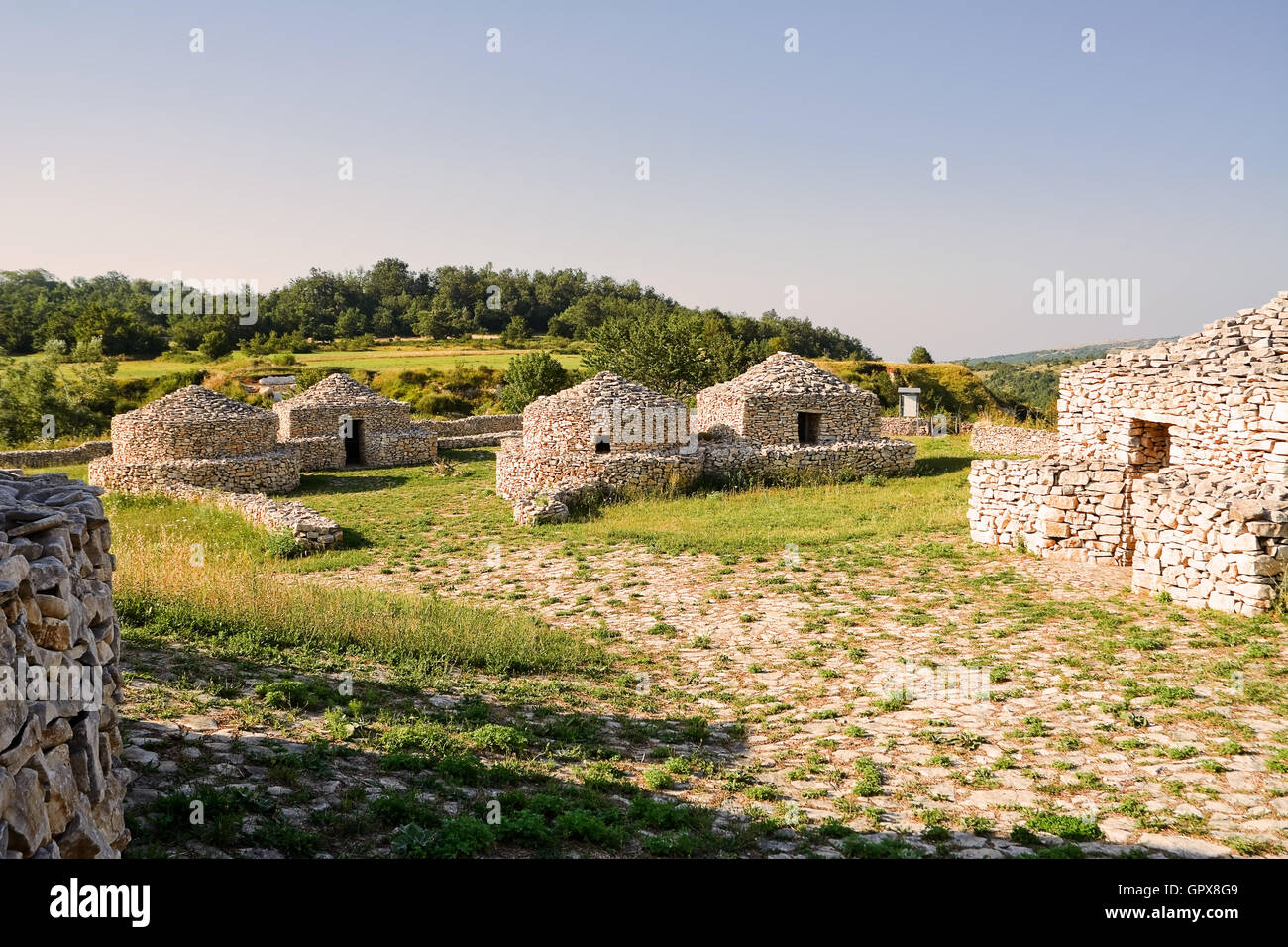 Village de la reconstruction dans les Abruzzes du Paléolithique (Italie) Banque D'Images
