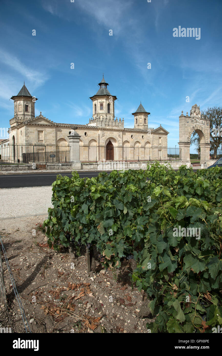 Saint Estèphe, Bordeaux, France le château historique COS d'Estournel situé le long de la route des vins de Saint Estèphe près de Bordeaux Banque D'Images