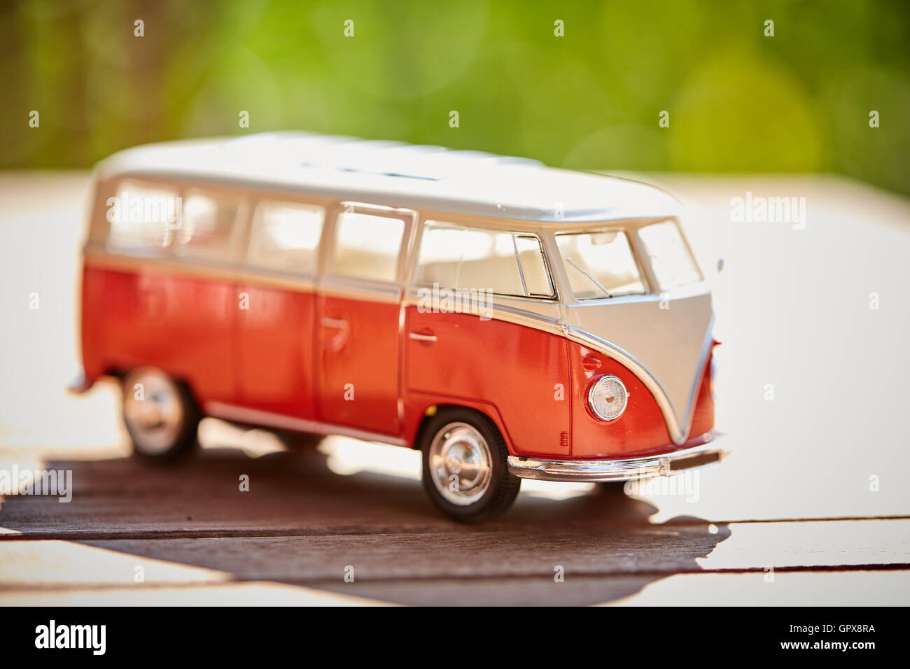 Figurine VW bus comme un symbole pour les vacances en été Banque D'Images