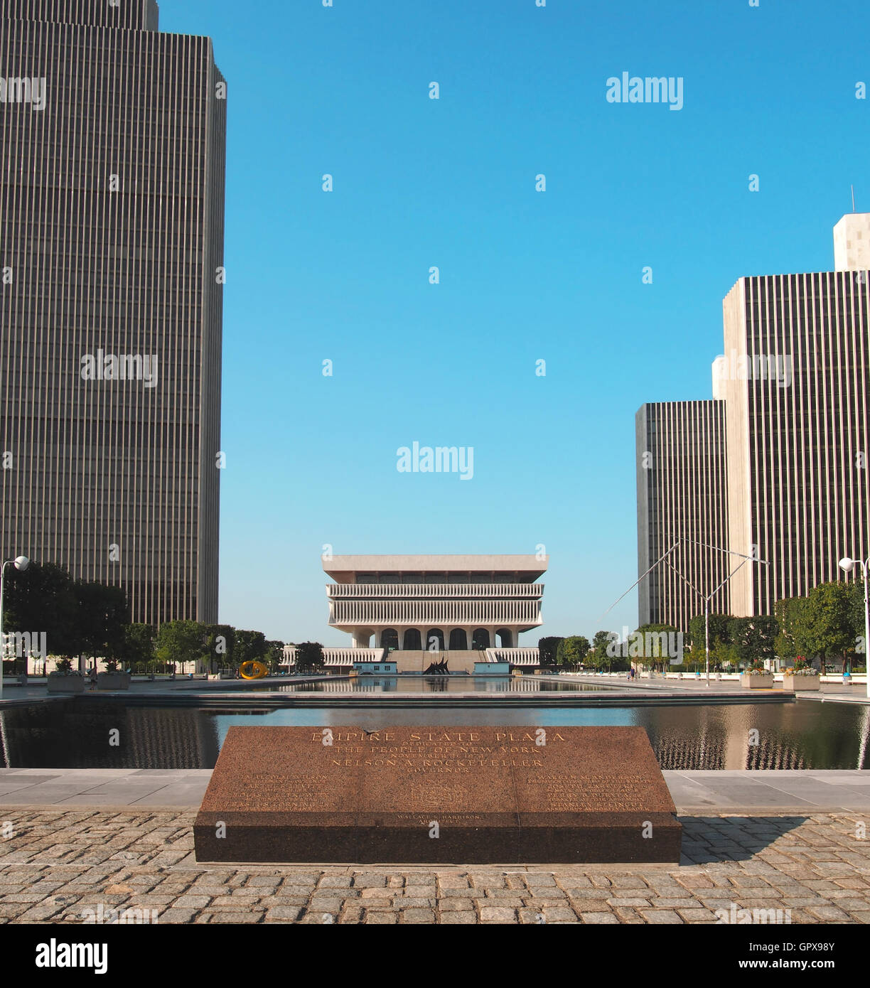 Albany, New York, USA. Septembre, 4,2016. Empire State Plaza marqueur avec le New York State Museum, à l'arrière-plan Banque D'Images
