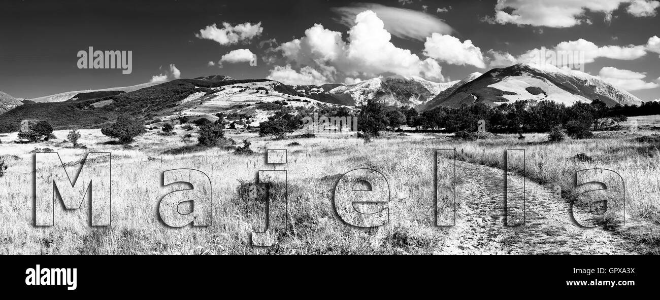 Noir et blanc panorama du groupe montagne de la Majella vue nord avec texte Banque D'Images