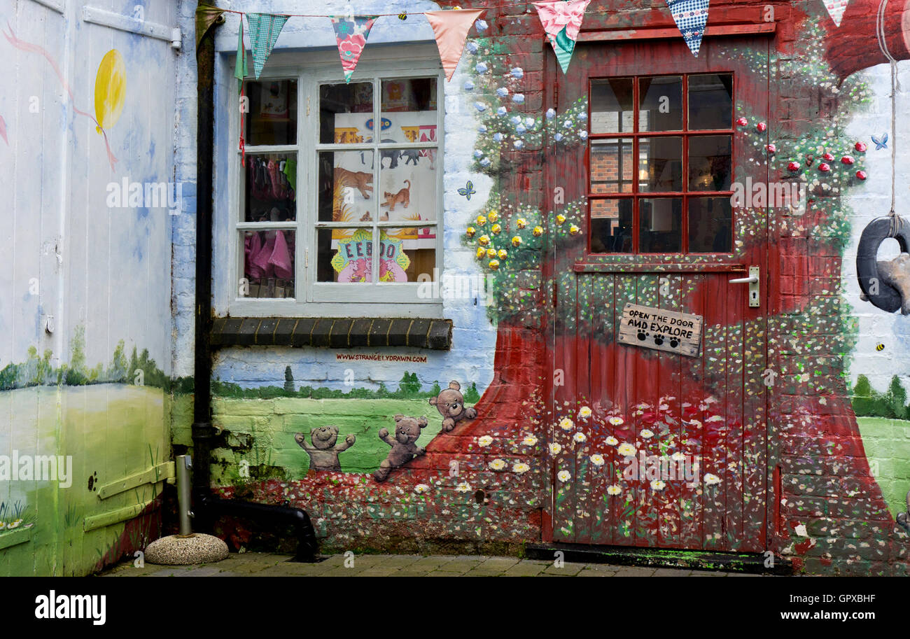 Des peintures murales peintes à la main, avec des scènes d'enfance, à l'extérieur les jours heureux magasin de jouets, Olney, UK Banque D'Images