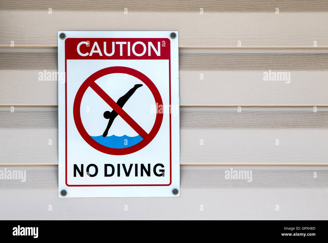 Un 'Non' Plongée signe par une piscine. Banque D'Images