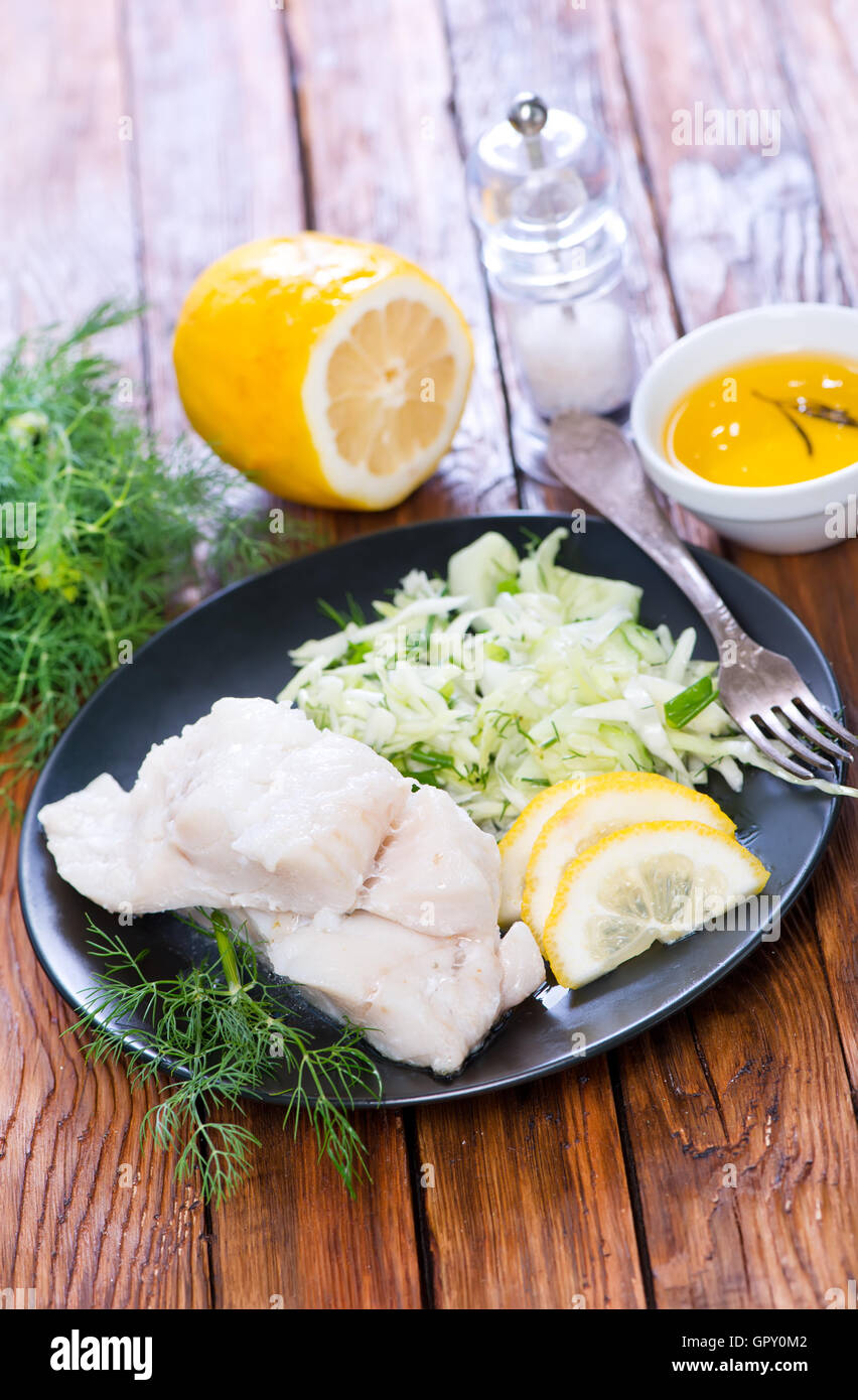 Filet de poisson avec du citron sur la plaque Banque D'Images