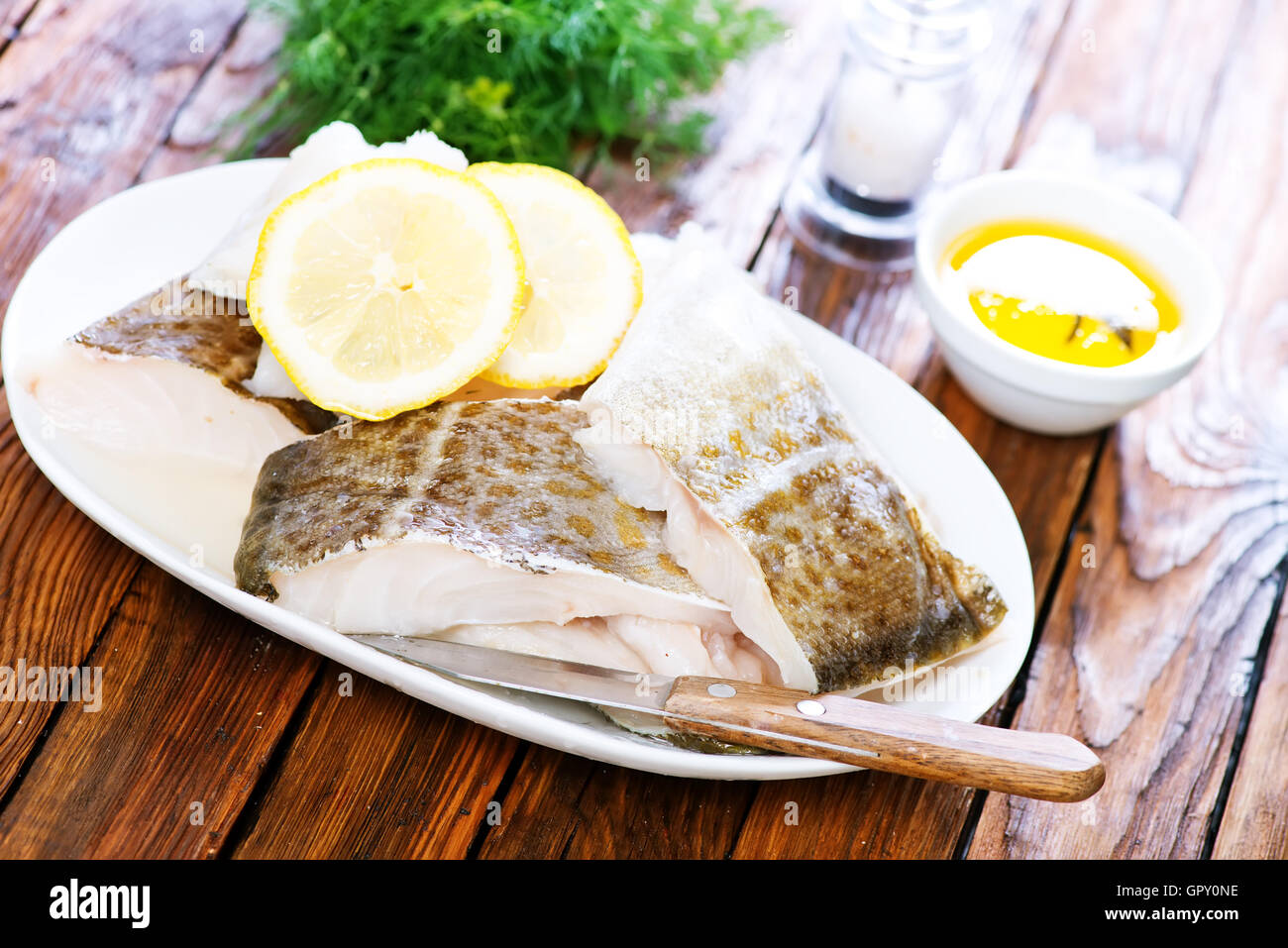 Filet de poisson avec du citron sur la plaque Banque D'Images