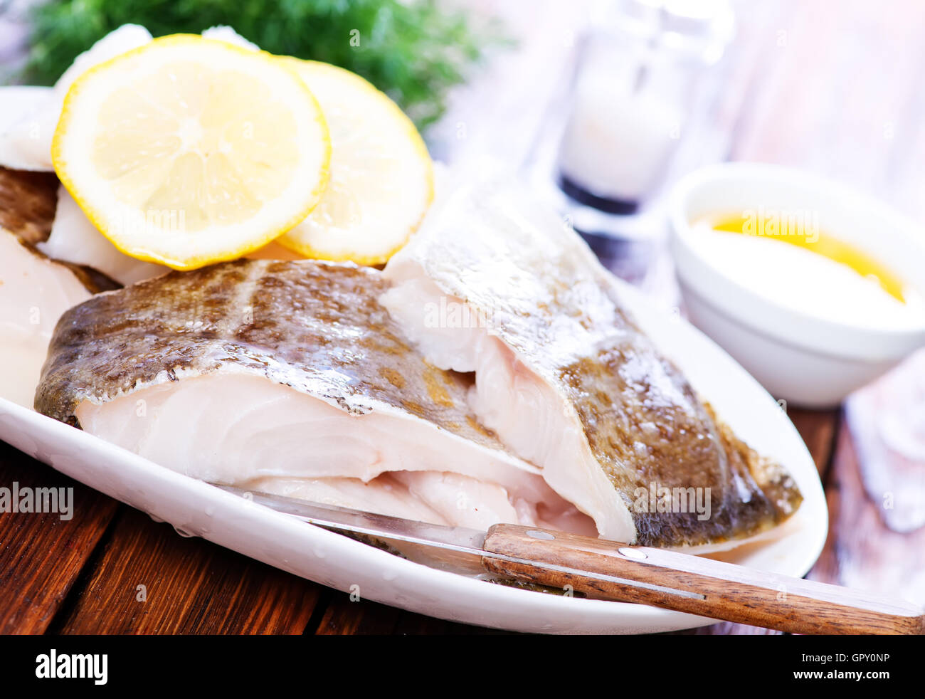 Filet de poisson avec du citron sur la plaque Banque D'Images