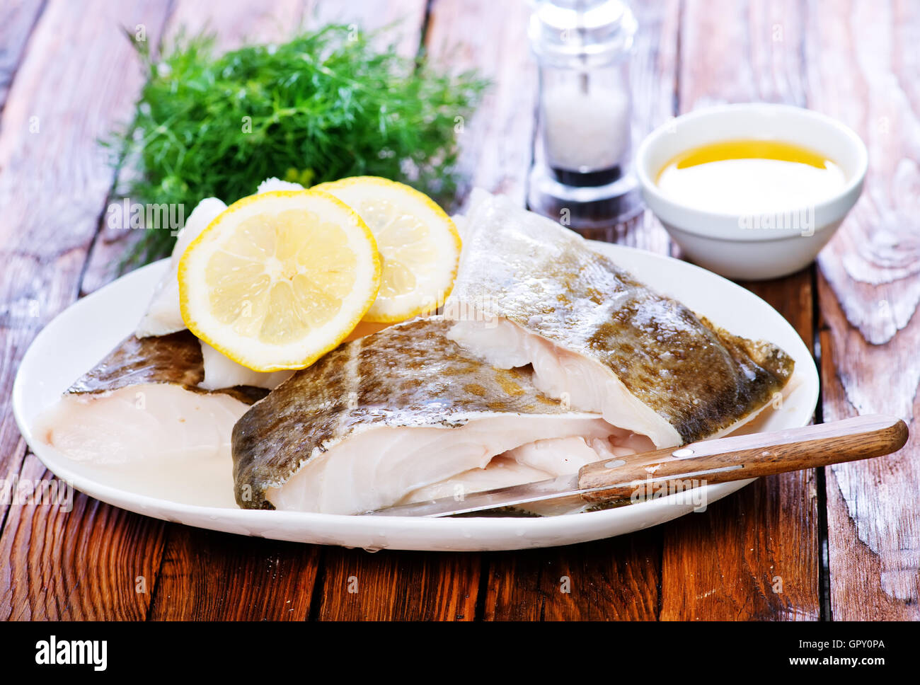 Filet de poisson avec du citron sur la plaque Banque D'Images