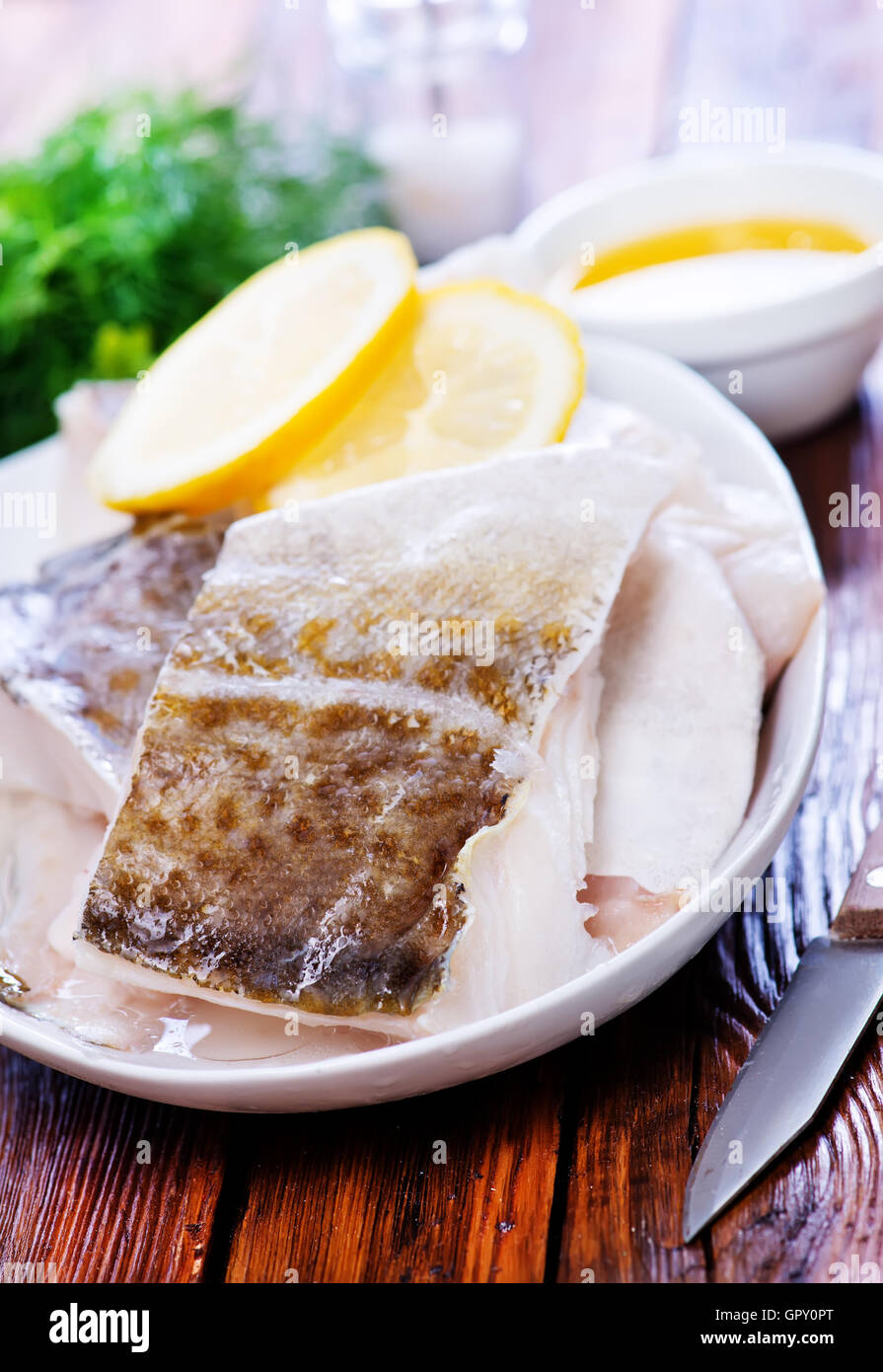 Filet de poisson avec du citron sur la plaque Banque D'Images
