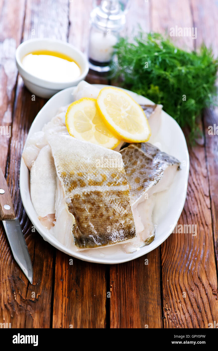 Filet de poisson avec du citron sur la plaque Banque D'Images