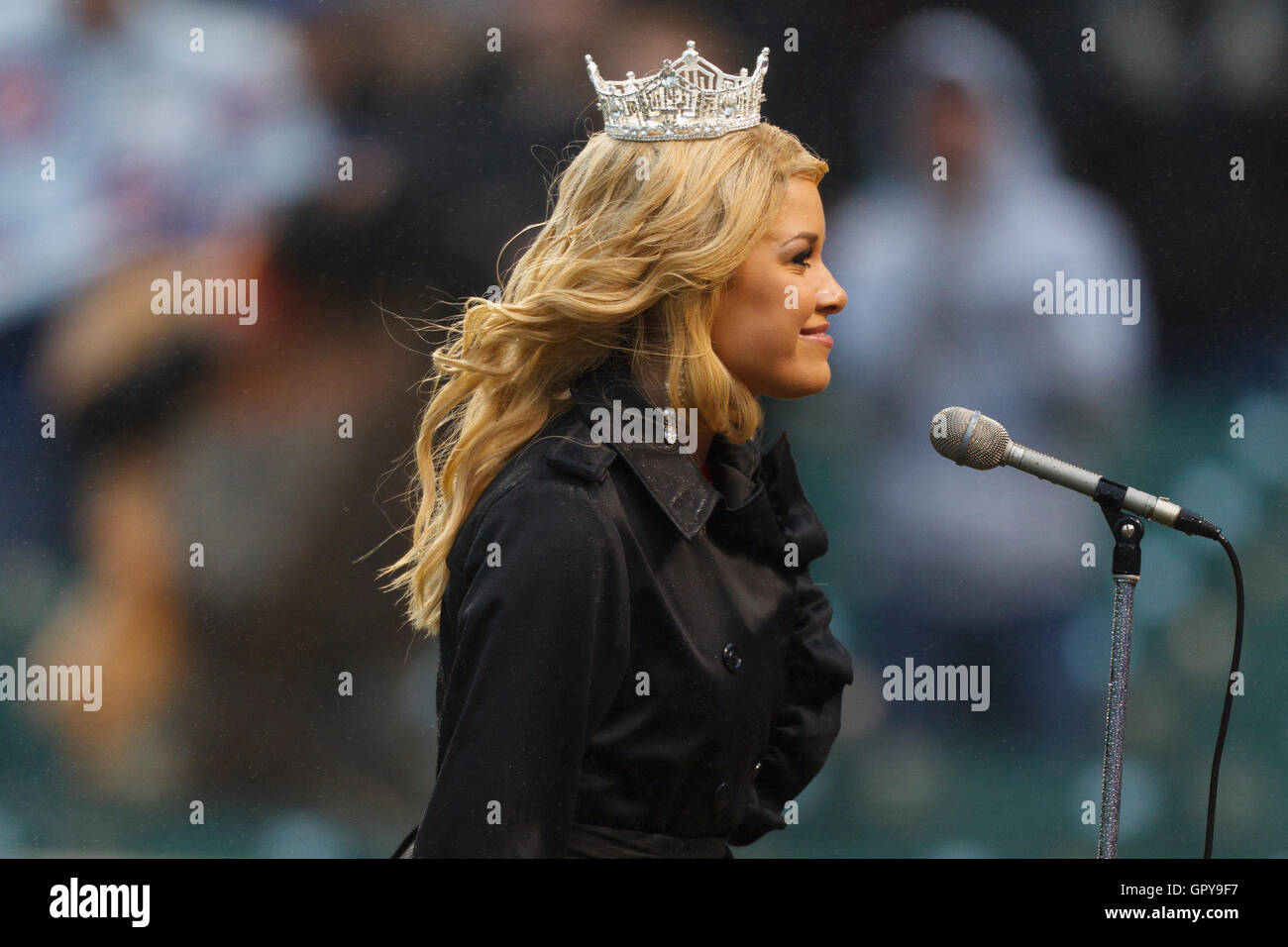 14 mai, 2011 ; Chicago, IL, États-Unis d'Amérique ; Mlle Teresa Scanlan chante l'hymne national avant le match entre les Cubs de Chicago et les Giants de San Francisco à Wrigley Field. Banque D'Images