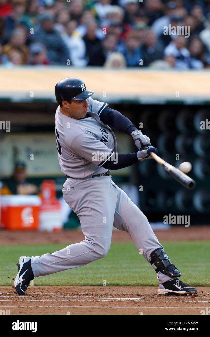 31 mai, 2011 ; Oakland, CA, USA ; le joueur de premier but des Yankees de New York mark teixeira (25) hits un seul contre les athletics d'Oakland au cours de la première manche à Oakland-Alameda County Coliseum. Banque D'Images