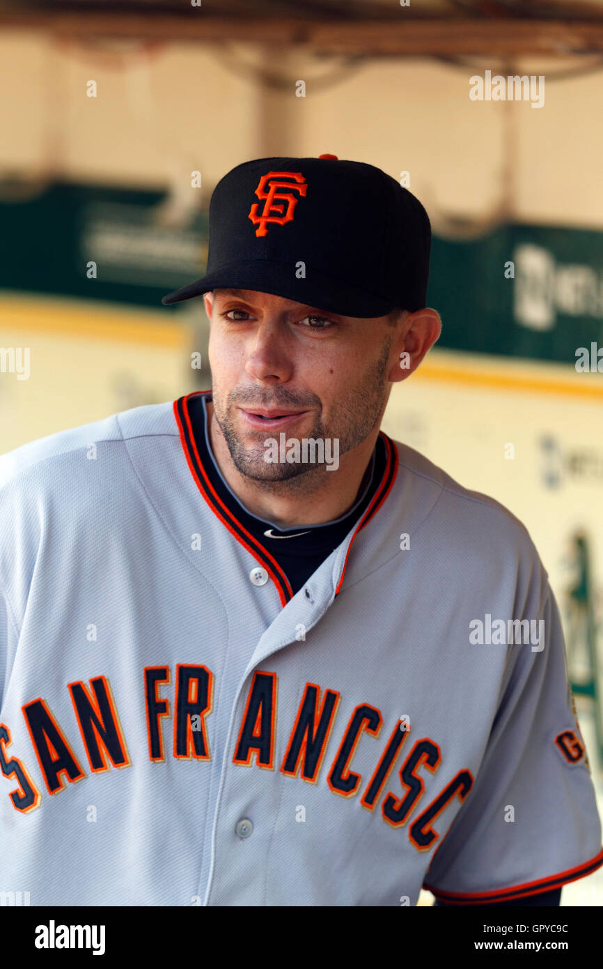 18 juin 2011, Oakland, CA, USA ; San Francisco Giants catcher Chris Stewart (37) se trouve dans l'abri avant le match contre les Athletics d'Oakland à l'O.co Coliseum. San Francisco Oakland défait 4-2. Banque D'Images