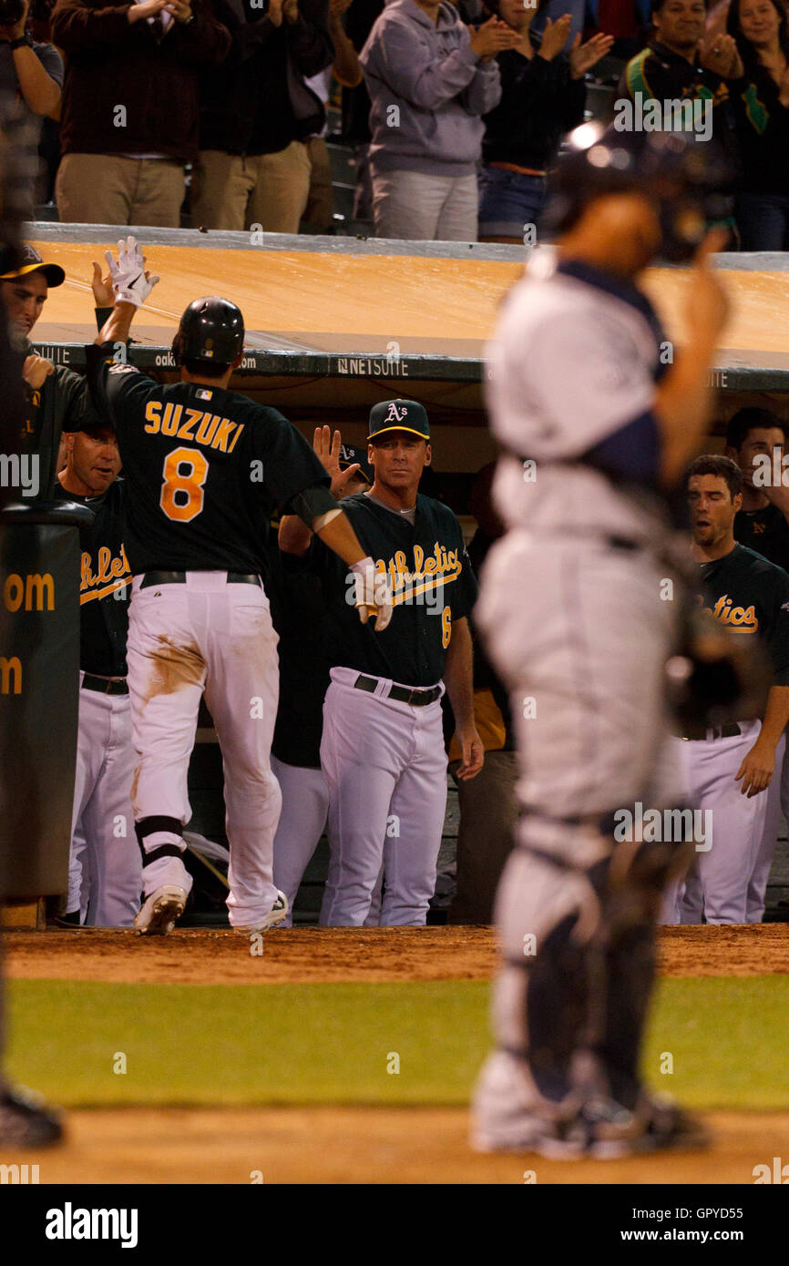 5 juillet 2011, Oakland, CA, USA ; Oakland Athletics catcher kurt Suzuki (8) célèbre avec ses coéquipiers après avoir frappé un coup de circuit contre les Mariners de Seattle au cours de la huitième manche à o.co Coliseum. Banque D'Images