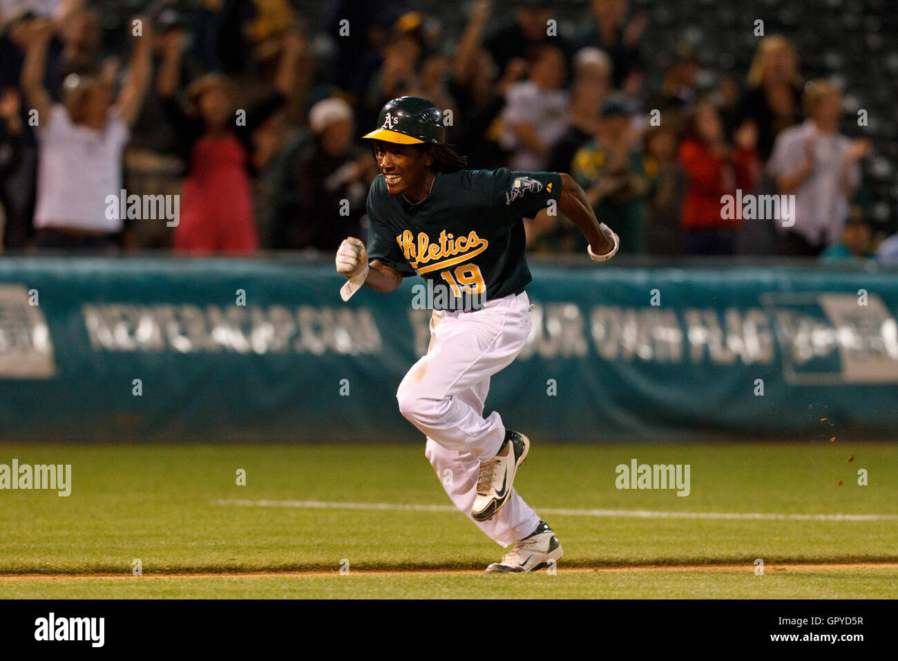 5 juillet 2011, Oakland, CA, USA ; Oakland Athletics le deuxième but jemile weeks (19) exécute la maison pour marquer le jeu de lier l'exécution sur les Mariners de Seattle au cours de la neuvième manche à o.co Coliseum. Banque D'Images