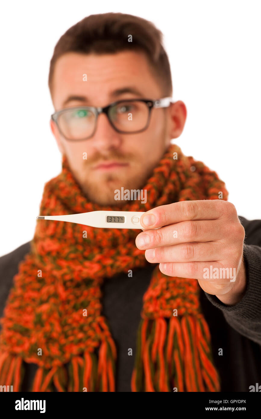 L'homme avec la grippe et la fièvre enveloppé dans foulard blanc plus isolées thermomètre holding. Banque D'Images