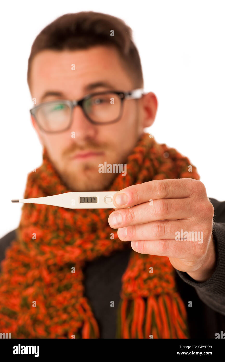L'homme avec la grippe et la fièvre enveloppé dans foulard blanc plus isolées thermomètre holding. Banque D'Images