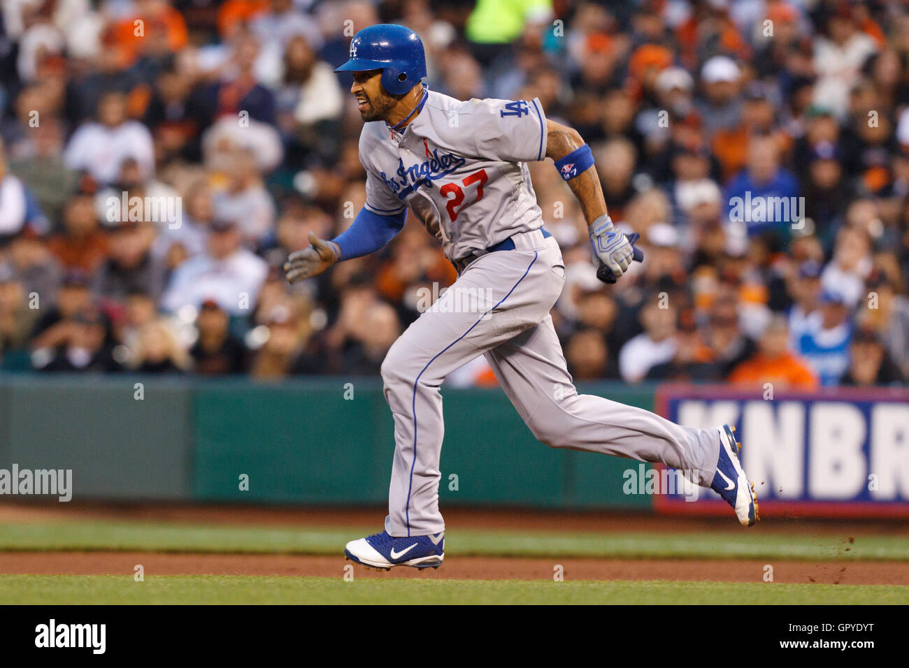 Juillet 18, 2011 ; San Francisco, CA, USA ; champ centre des Dodgers de Los Angeles Matt Kemp (27) s'exécute à la deuxième base contre les Giants de San Francisco au cours de la quatrième manche à AT&T Park. San Francisco, Los Angeles a battu 5-0. Banque D'Images