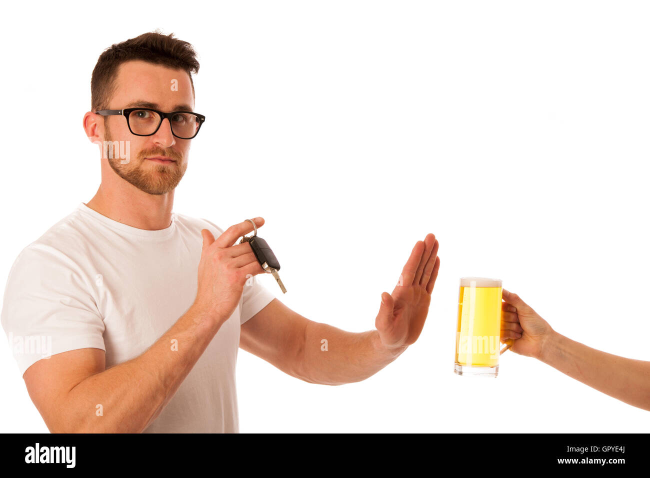 L'homme refusant l'alcool bière montrant car key comme geste de ne pas boire et conduire isolated over white. Banque D'Images