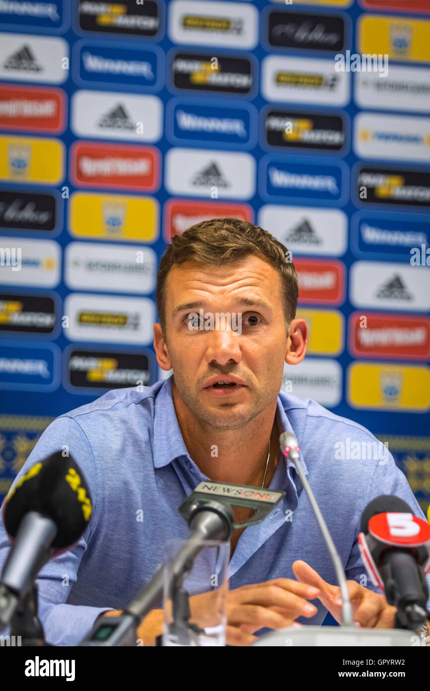 L'entraîneur chef de l'Équipe nationale de lukraine Andriy Shevchenko assiste à la conférence de presse Banque D'Images