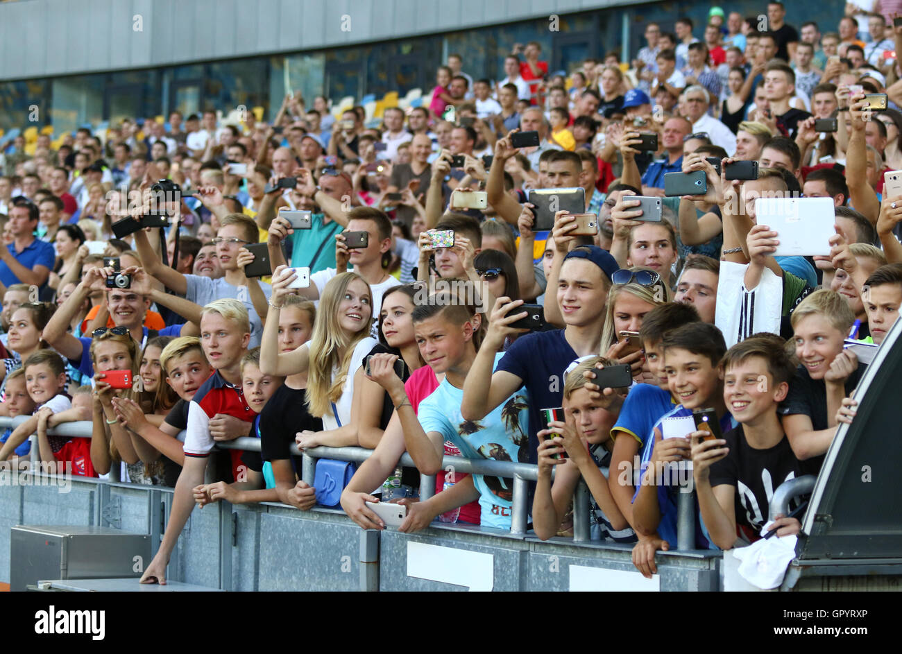 Les jeunes supporters de football regardez la session de formation ouverte de l'Ukraine de l'Équipe nationale de football Banque D'Images