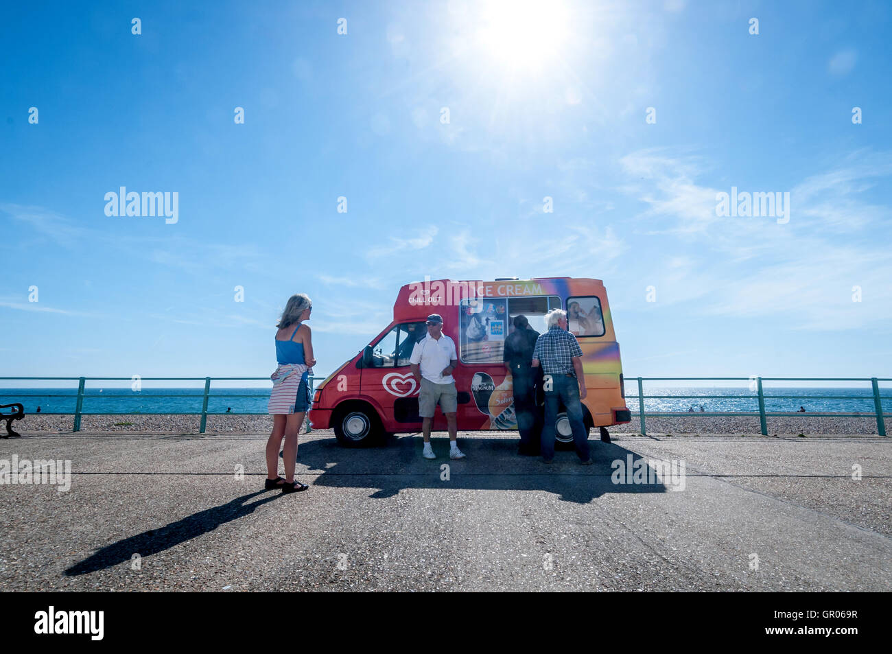 Les clients d'attente pour une glace sur le front de mer de Brighton Banque D'Images