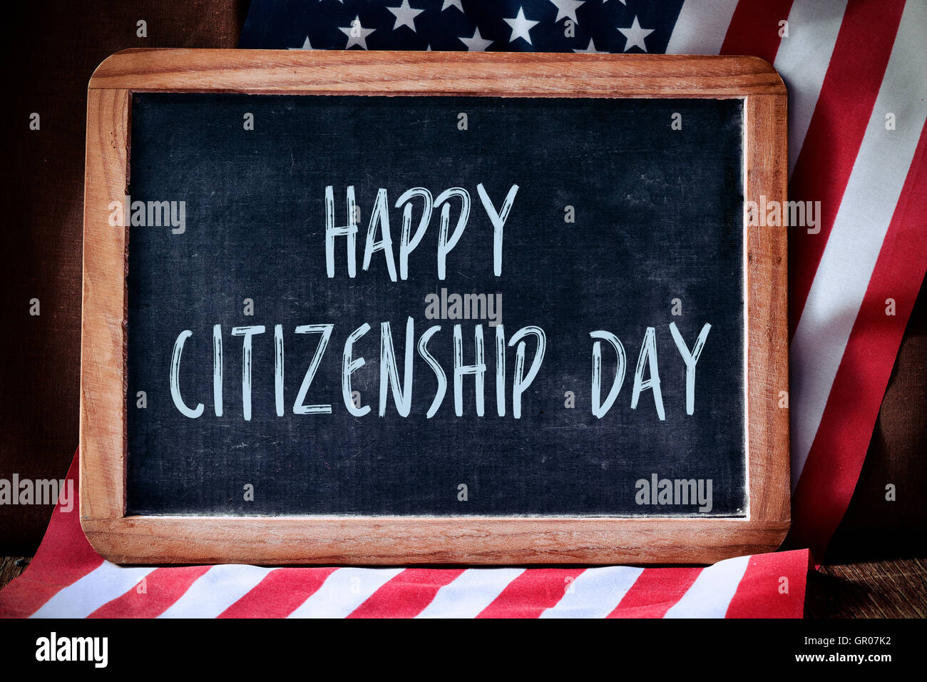 Un tableau sur le texte heureux jour citoyenneté écrit en C et le drapeau des États-Unis, sur une surface en bois rustique Banque D'Images