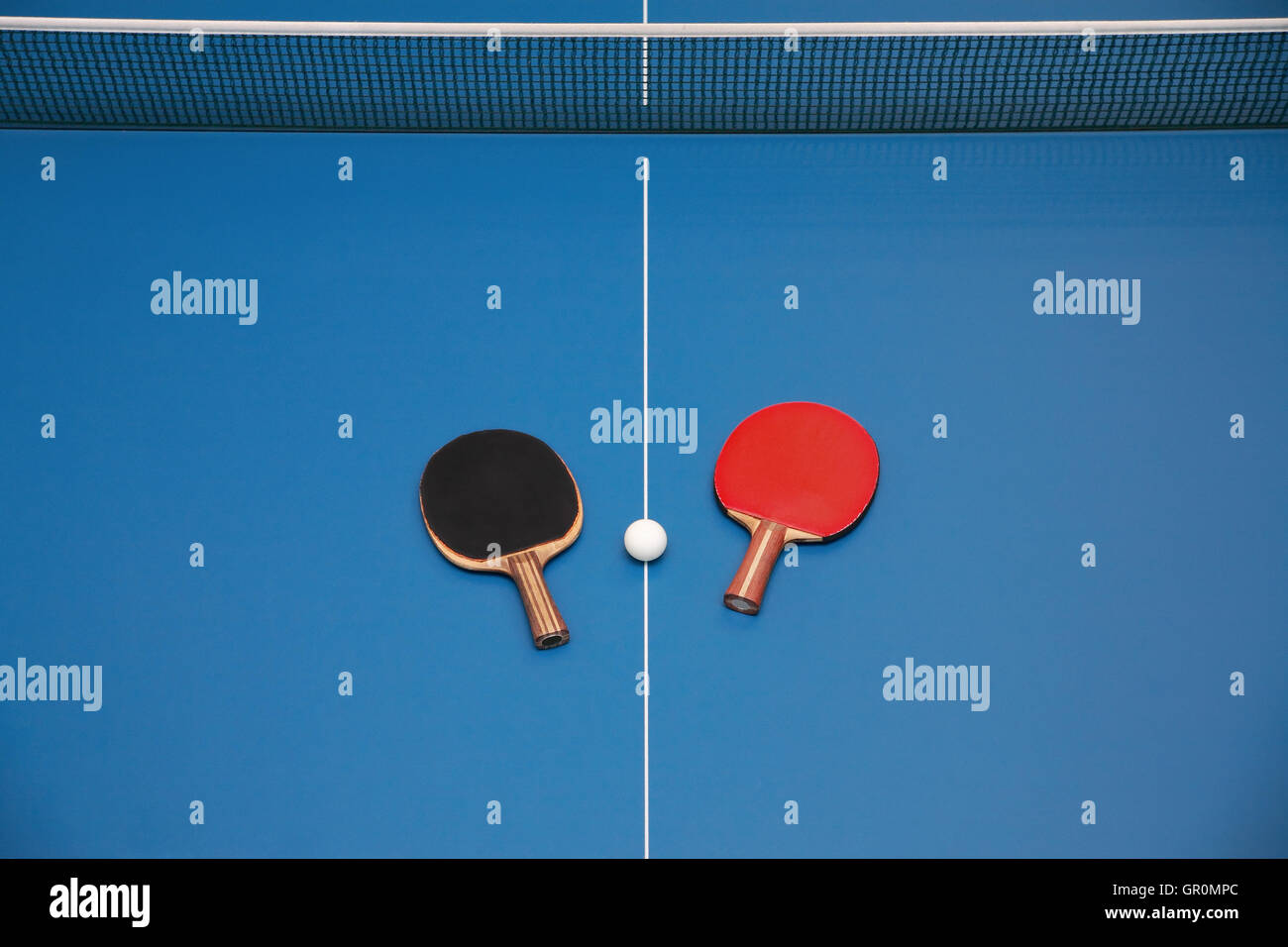Pour raquettes de tennis de table de couleur rouge et noir et d'une balle  sur une table de ping-pong, vue de dessus Photo Stock - Alamy