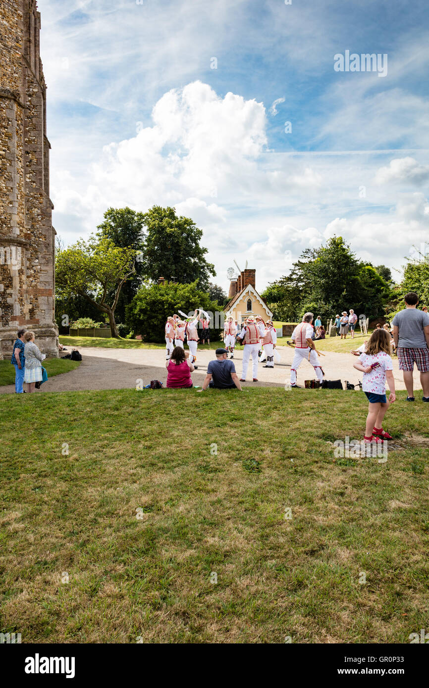 En dehors de la danse Morrris église paroissiale, Thaxted, une petite fille d'exemplaires et les familles watch, Essex, UK Banque D'Images