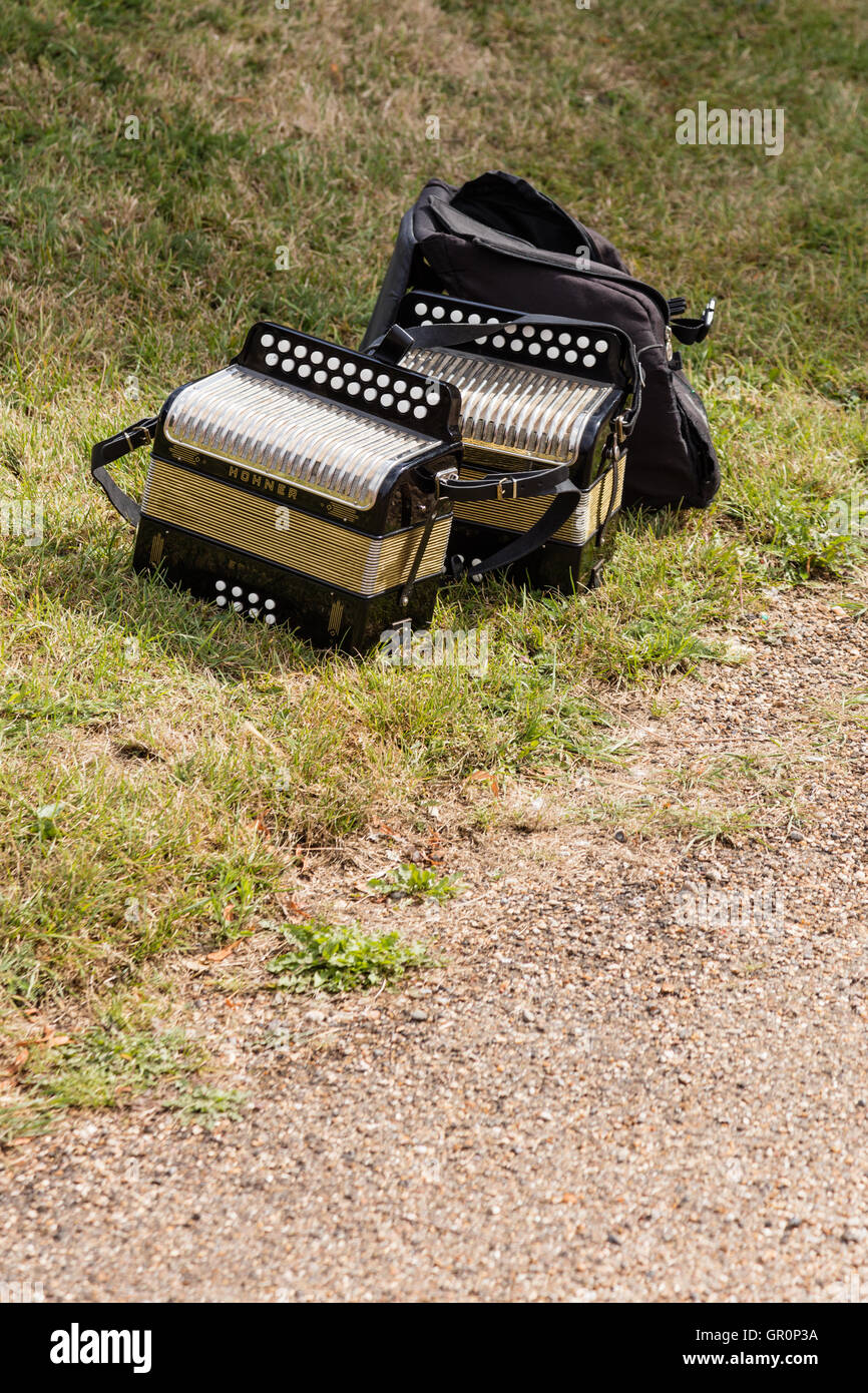 Une paire d'Accordéons Piano sur l'herbe à Thaxted Bank Holiday Morris Dancing, Essex, UK Banque D'Images