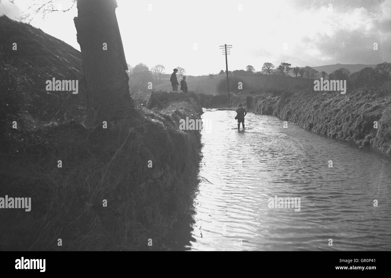 1938, historiques, chemin de campagne inondée près de Chagford, Devon, Angleterre, sur le bord de la Parc National de Dartmoor et à proximité de la rivière Teign. Banque D'Images