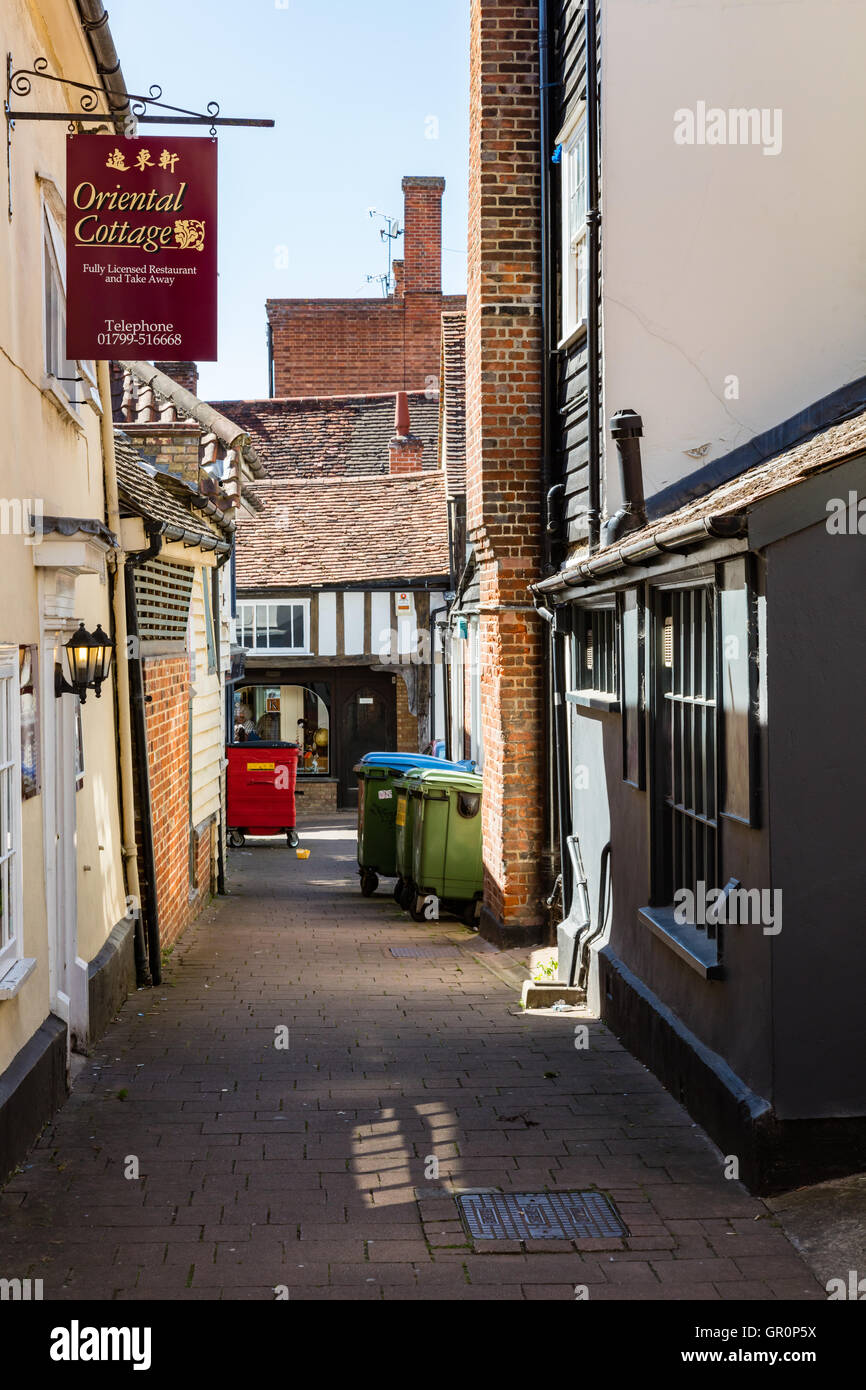 Ruelle étroite et un restaurant chinois, dans la région de Saffron Walden, Essex, UK Banque D'Images