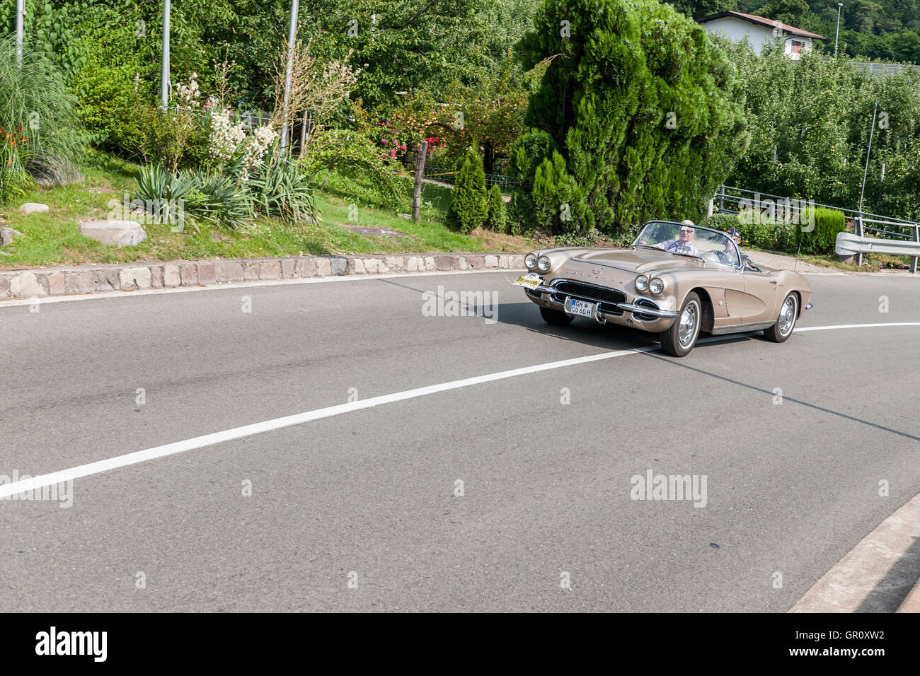 Scena, Italie - Juillet 08, 2016 : Chevrolet Corvette C2 Scena Road en direction de Scena village Banque D'Images