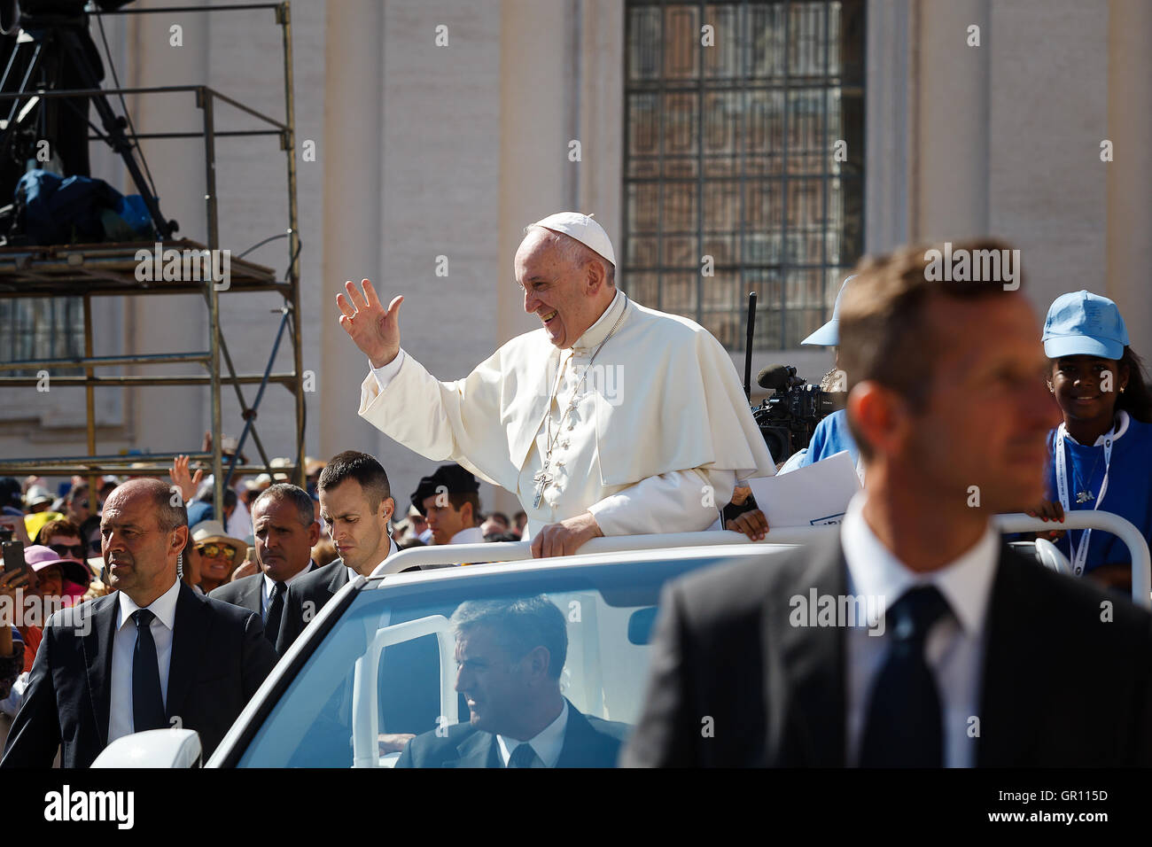 Vatican, Italie - 3 septembre 2016 : Le Pape François sur le nouveau pape mobile, agitant à la foule de fidèles réunis dans la Basilique Saint-Pierre Banque D'Images Vatican, Italie - 3 septembre 2016 : Le Pape François sur le nouveau pape mobile, agitant à la foule de fidèles réunis dans la Basilique Saint-Pierre Banque D'Images