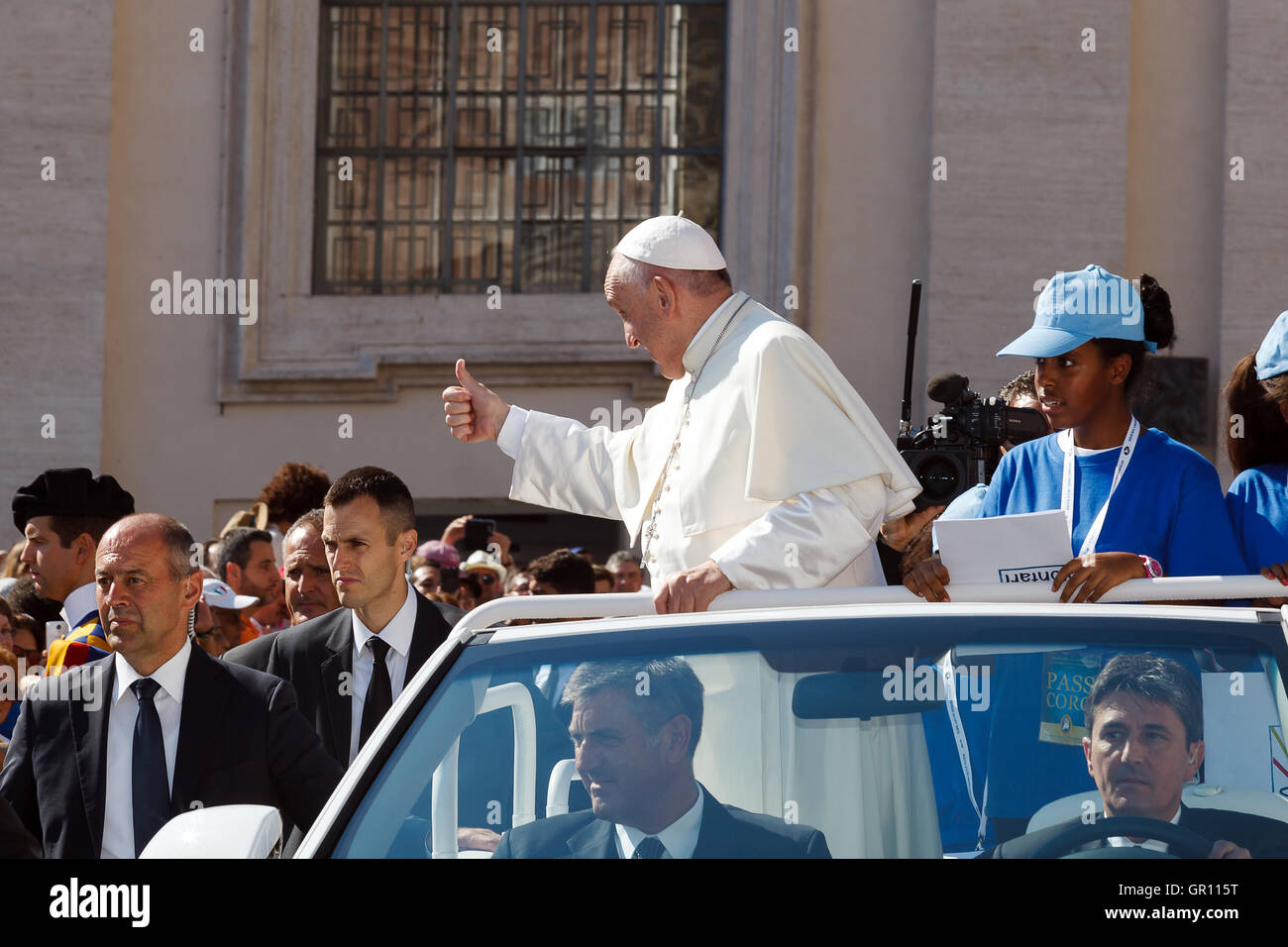 Vatican, Italie - 3 septembre 2016 : Le Pape François sur le nouveau pape mobile, agitant à la foule de fidèles réunis dans la Basilique Saint-Pierre Banque D'Images Vatican, Italie - 3 septembre 2016 : Le Pape François sur le nouveau pape mobile, agitant à la foule de fidèles réunis dans la Basilique Saint-Pierre Banque D'Images