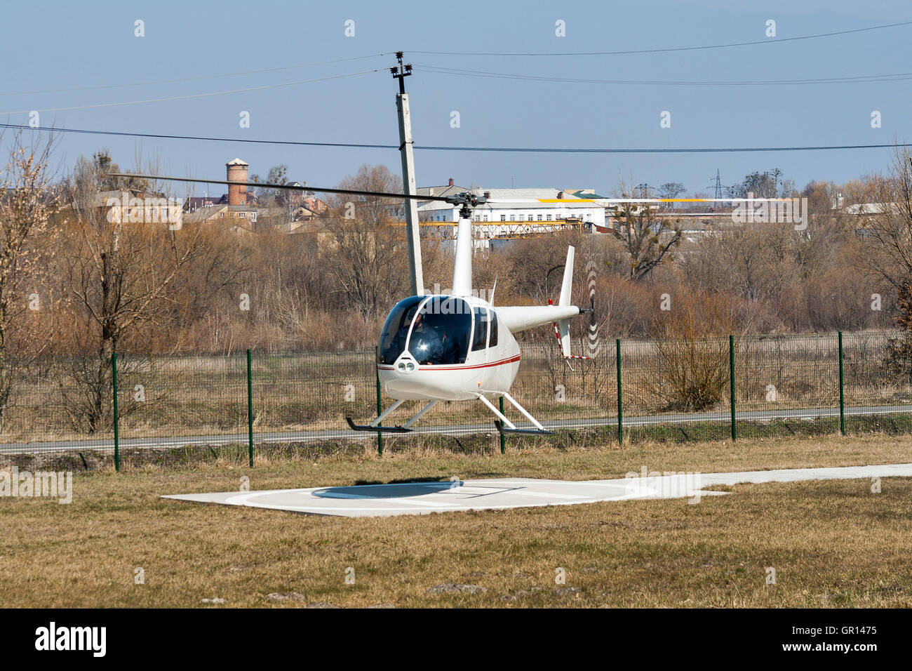 Hélicoptère Robinson R44 Raven 1 volant à basse altitude au-dessus du sol Banque D'Images