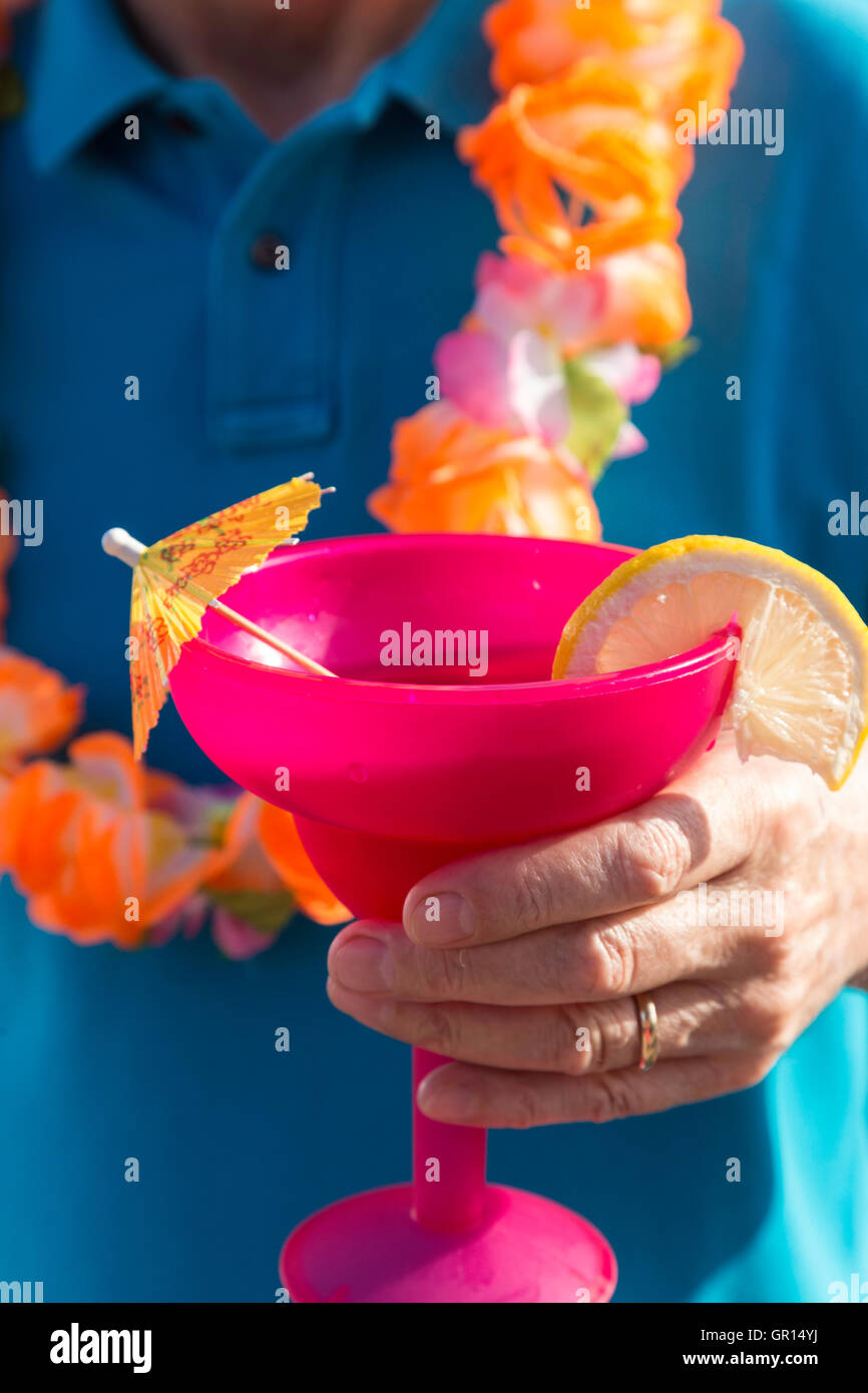 Man Enjoying cocktail tropical Banque D'Images