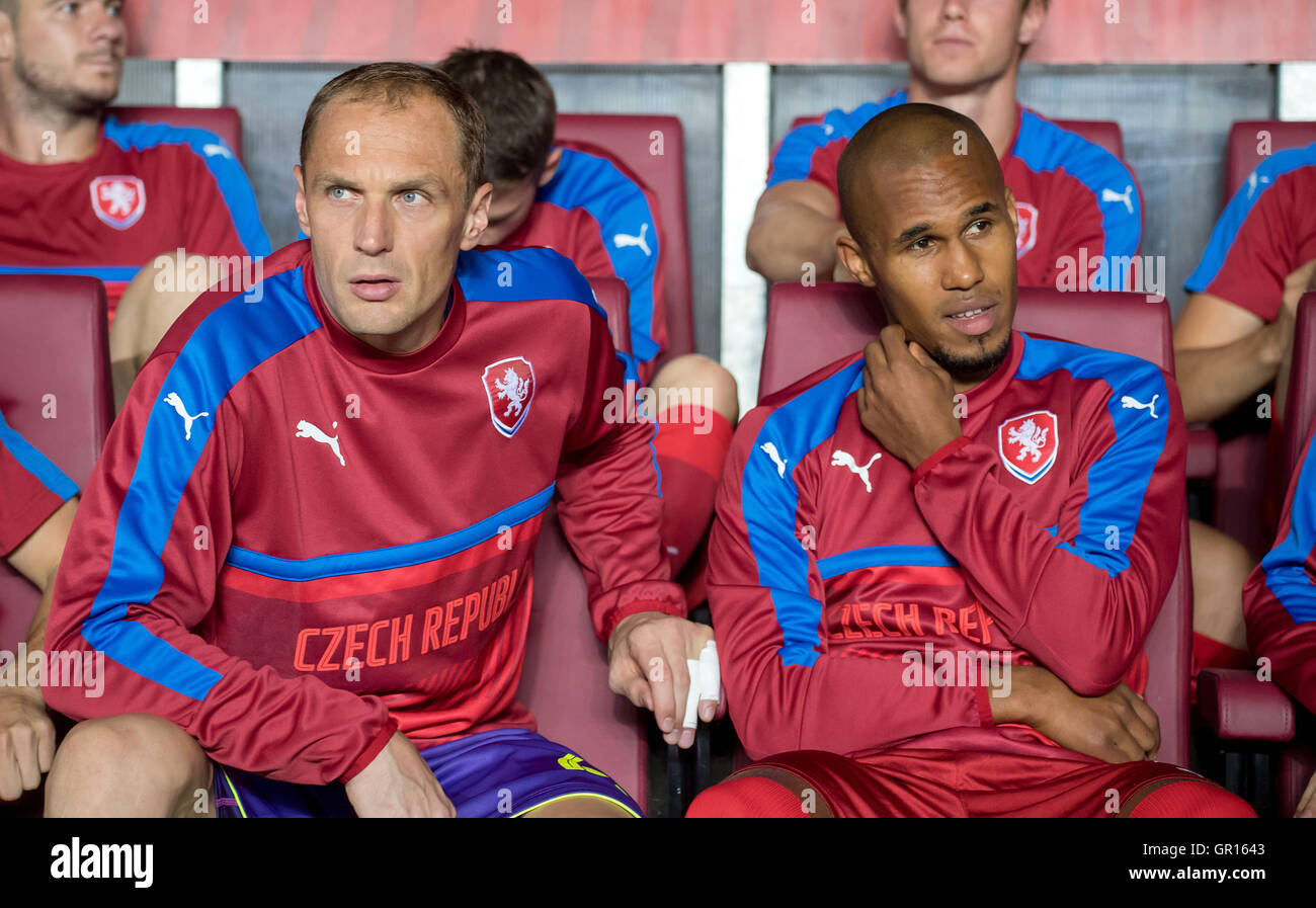 Gardien Jaroslav Drobny (L) avec Theodor Gebre Selassie (République tchèque) lors de la Coupe du Monde de football match de l'habitation admissible entre la République tchèque et l'Irlande du Nord à Prague, République tchèque, 04 septembre 2016. Photo : Thomas Eisenhuth/DPA - AUCUN FIL SERVICE - Banque D'Images