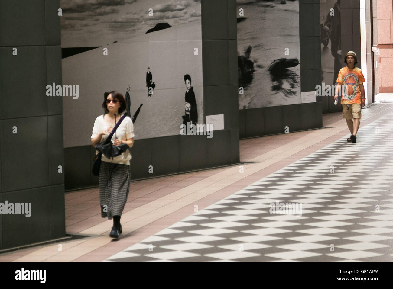 Les visiteurs passent devant les images sur l'affichage à l'extérieur de la photographie de Tokyo Art Museum à Ebisu Garden Place le 6 septembre 2016, Tokyo, Japon. Autrefois connu sous le nom de Musée métropolitain de la photographie de Tokyo, le musée a rouvert ses portes cette semaine après deux ans de travaux. En anglais, il est surnommé TOP MUSEUM parce que le musée contient 18 812 photographies des meilleurs artistes japonais et étrangers comme Ansel Adams, W. Eugene Smith et Gustave Le Gray. © Rodrigo Reyes Marin/AFLO/Alamy Live News Banque D'Images