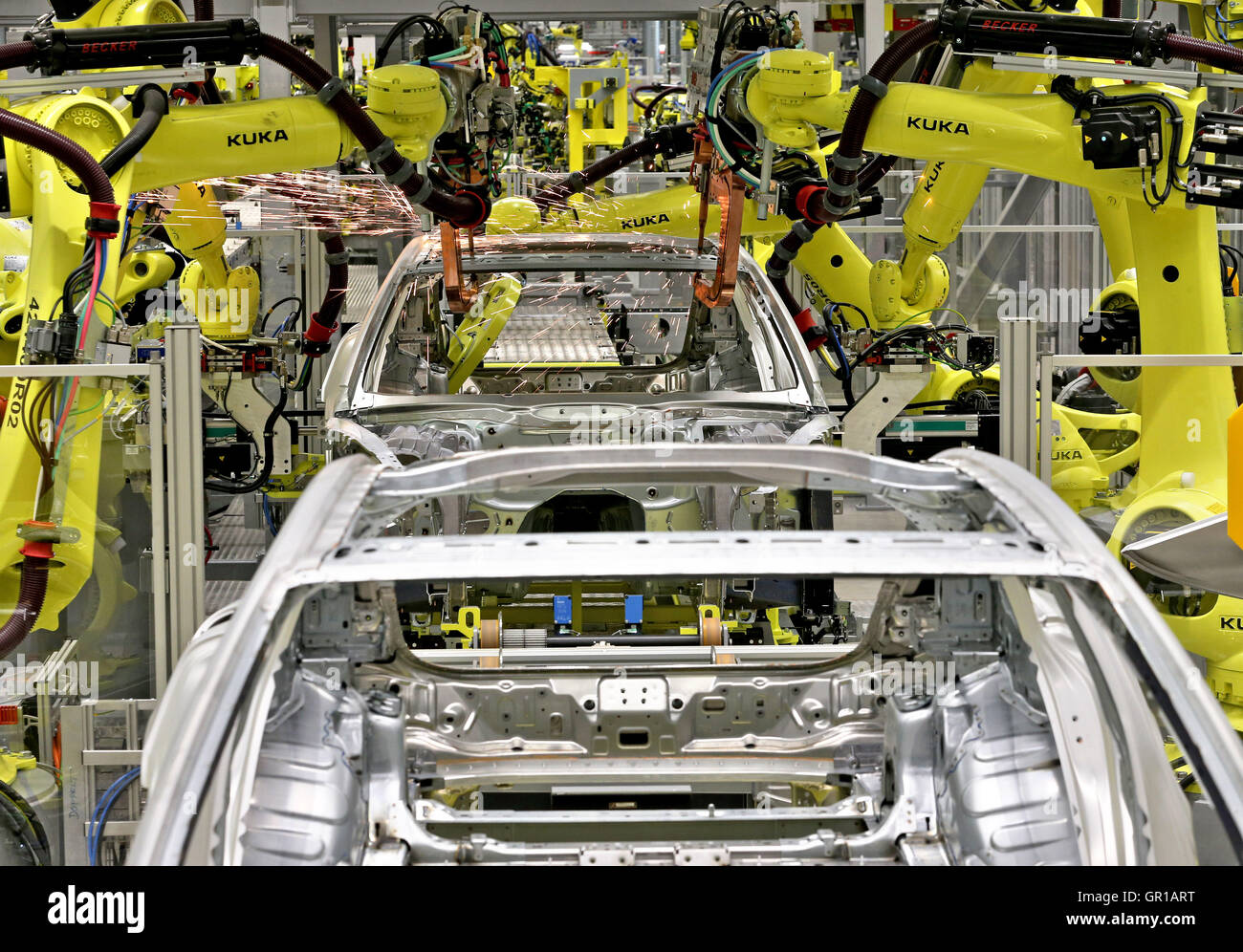 Plusieurs robots de soudage les travaux sur la carrosserie de la Panamera modèle l'usine de Leipzig, Allemagne, 02 septembre 2016. Le constructeur automobile Porsche démarre la production de la Panamera à son usine de Leipzig de modèle. Depuis les vacances d'été, la deuxième génération de la voiture à quatre portes est maintenant complètement intégré à Leipzig. Au cours des deux dernières années, l'usine Porsche a été considérablement élargi, en partie pour une nouvelle usine de construction de carrosserie. 600 nouveaux emplois ont été créés et à l'automne plus de 4 000 personnes seront employées à Leipzig. Photo : JAN WOITAS/dpa Banque D'Images