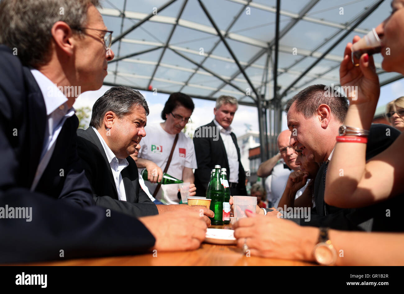 Wolfsburg, Allemagne. 06Th Sep 2016. Le ministre allemand des affaires économiques et Vice-chancelier allemand Sigmar Gabriel (2.f.L) parle avec le chef du parti parlementaire du Partito Democratico (PD), Ettore Rosato (2.f.R), à la suite de sa campagne de fin d'intervention pour le SPD à Wolfsburg Wolfsburg, Allemagne, 03 septembre 2016. Photo : RONNY HARTMANN/dpa/Alamy Live News Banque D'Images