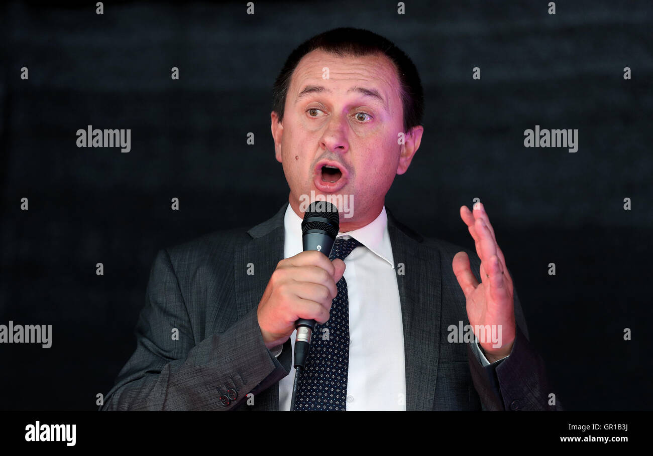 Wolfsburg, Allemagne. 06Th Sep 2016. Le chef du parti parlementaire du Partito Democratico (PD), Ettore Rosato, stands lors de fin de son discours de campagne électorale pour le SPD à Wolfsburg Wolfsburg, Allemagne, 03 septembre 2016. Photo : RONNY HARTMANN/dpa/Alamy Live News Banque D'Images
