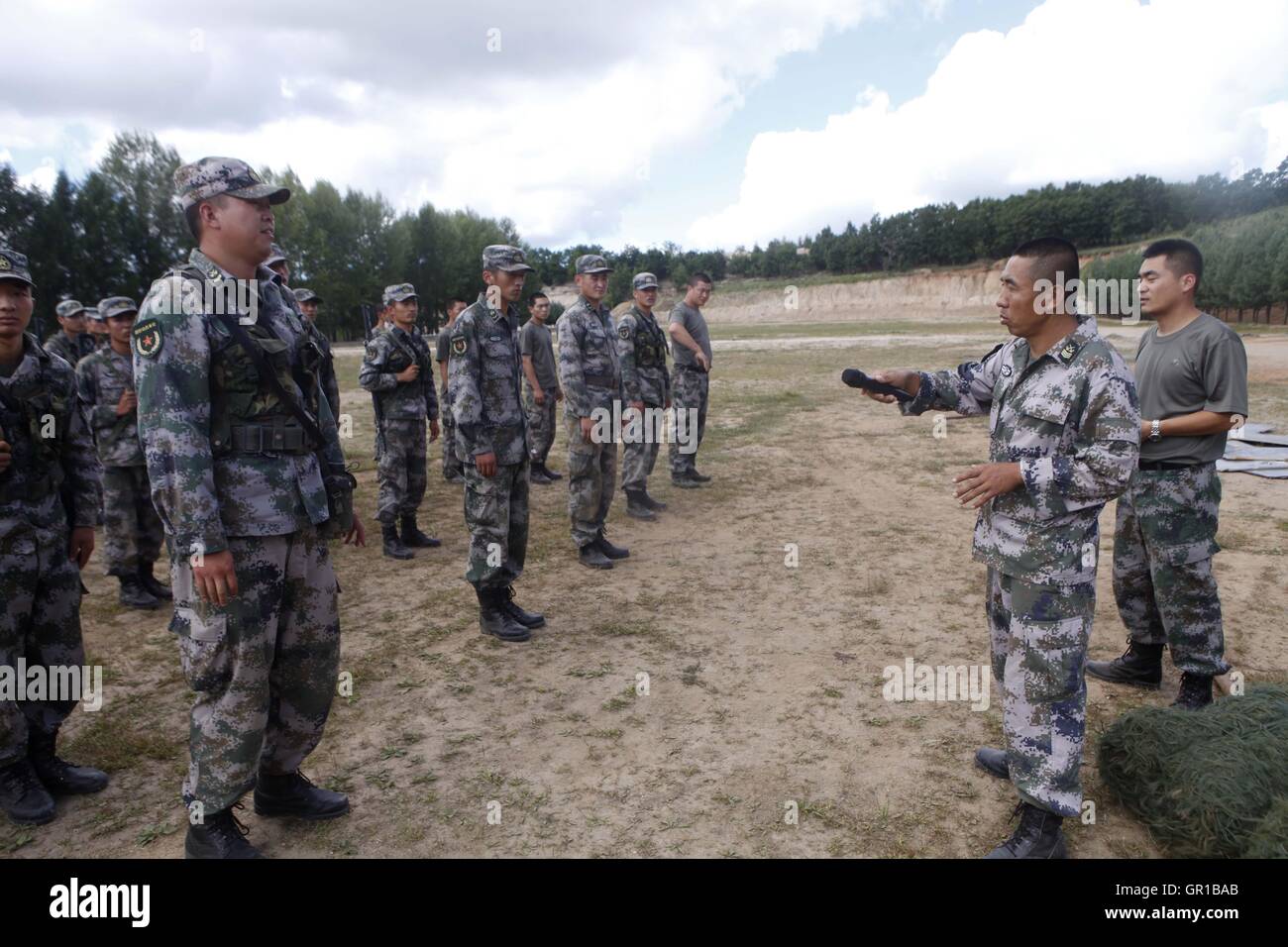 Dalian, Dalian, Chine. Sep 6, 2016. Dalian, Chine- ?6 Septembre 2016 : ?(EDITORIAL ?utiliser ?SEULEMENT. ?CHINE ?OUT) .Zhang Xiaolin, un soldat dans le nord-est de la Chine Â.s la province de Heilongjiang, a formé les chiens militaires pendant 23 ans. Comme un soldat expérimenté, Zhang a formé plus de 20 chiens militaires et formé plus de 2 000 soldats dans l'armée. © SIPA Asie/ZUMA/Alamy Fil Live News Banque D'Images Dalian, Dalian, Chine. Sep 6, 2016. Dalian, Chine- ?6 Septembre 2016 : ?(EDITORIAL ?utiliser ?SEULEMENT. ?CHINE ?OUT) .Zhang Xiaolin, un soldat dans le nord-est de la Chine Â.s la province de Heilongjiang, a formé les chiens militaires pendant 23 ans. Comme un soldat expérimenté, Zhang a formé plus de 20 chiens militaires et formé plus de 2 000 soldats dans l'armée. © SIPA Asie/ZUMA/Alamy Fil Live News Banque D'Images